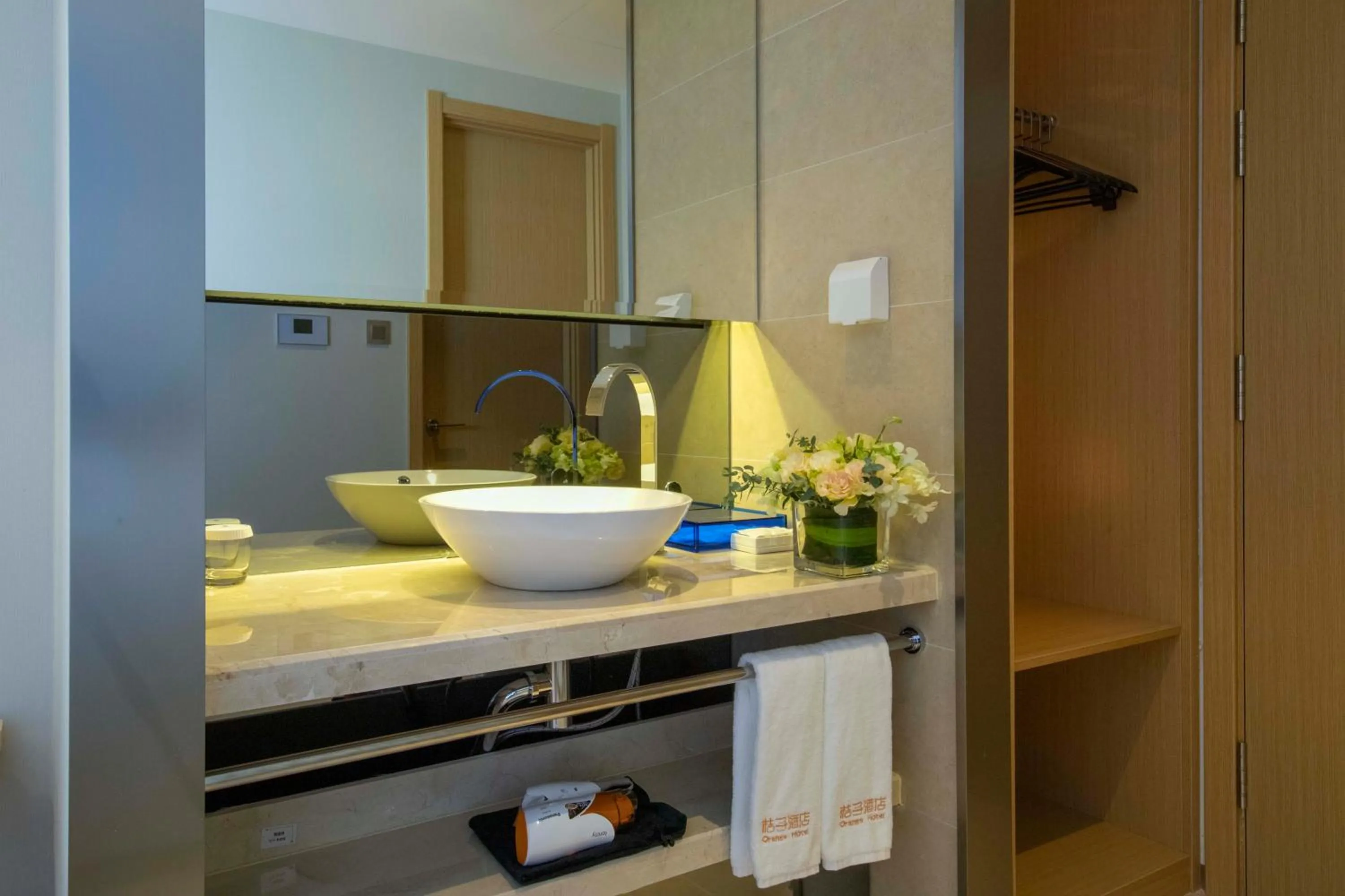 Toilet in Orange Hotel Shanghai Hongqiao Railway Station Qixin Road (formerly Hongqiao National Exhibition and Convention Center Qixin Road Branch)