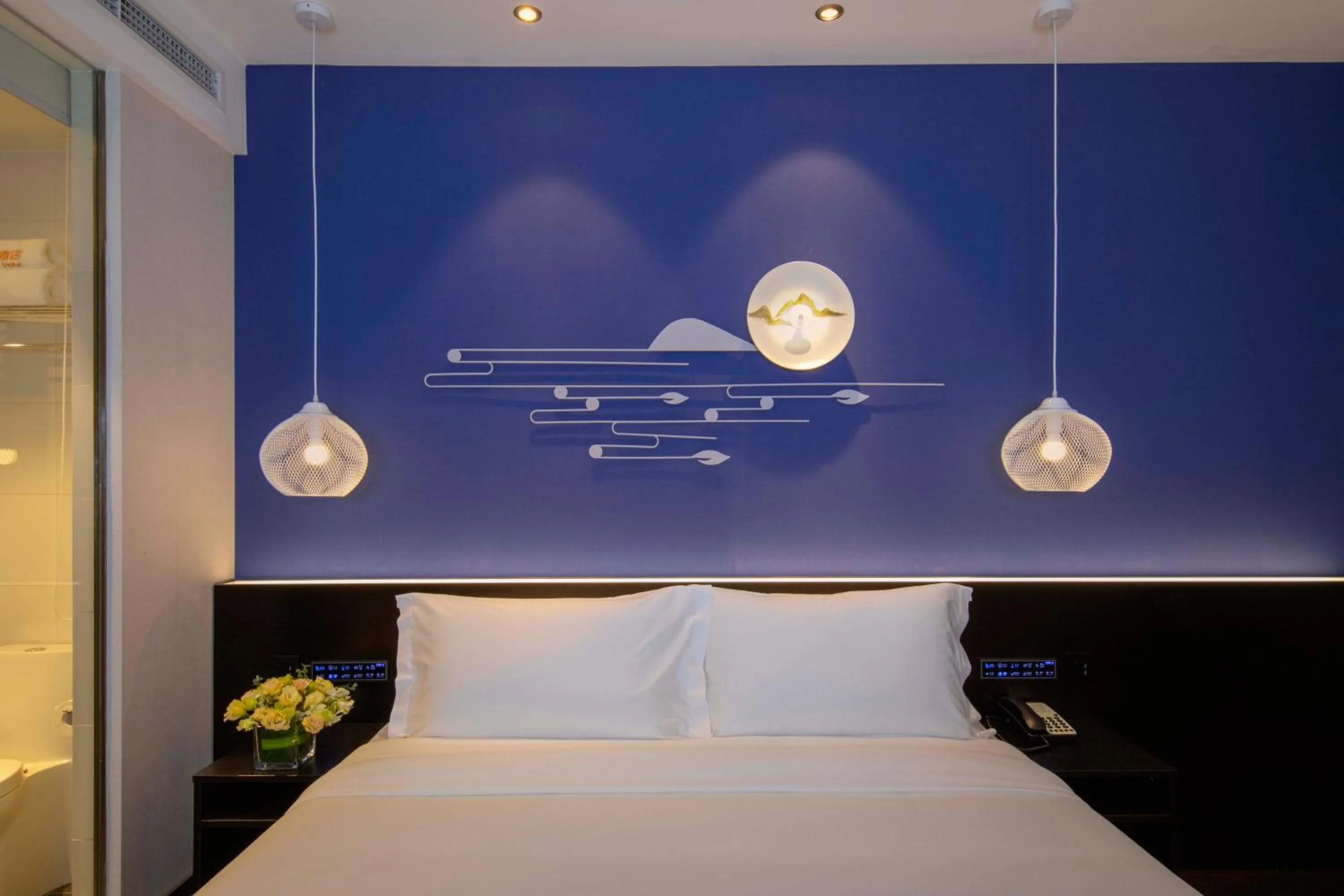 Bed in Orange Hotel Shanghai Hongqiao Railway Station Qixin Road (formerly Hongqiao National Exhibition and Convention Center Qixin Road Branch)