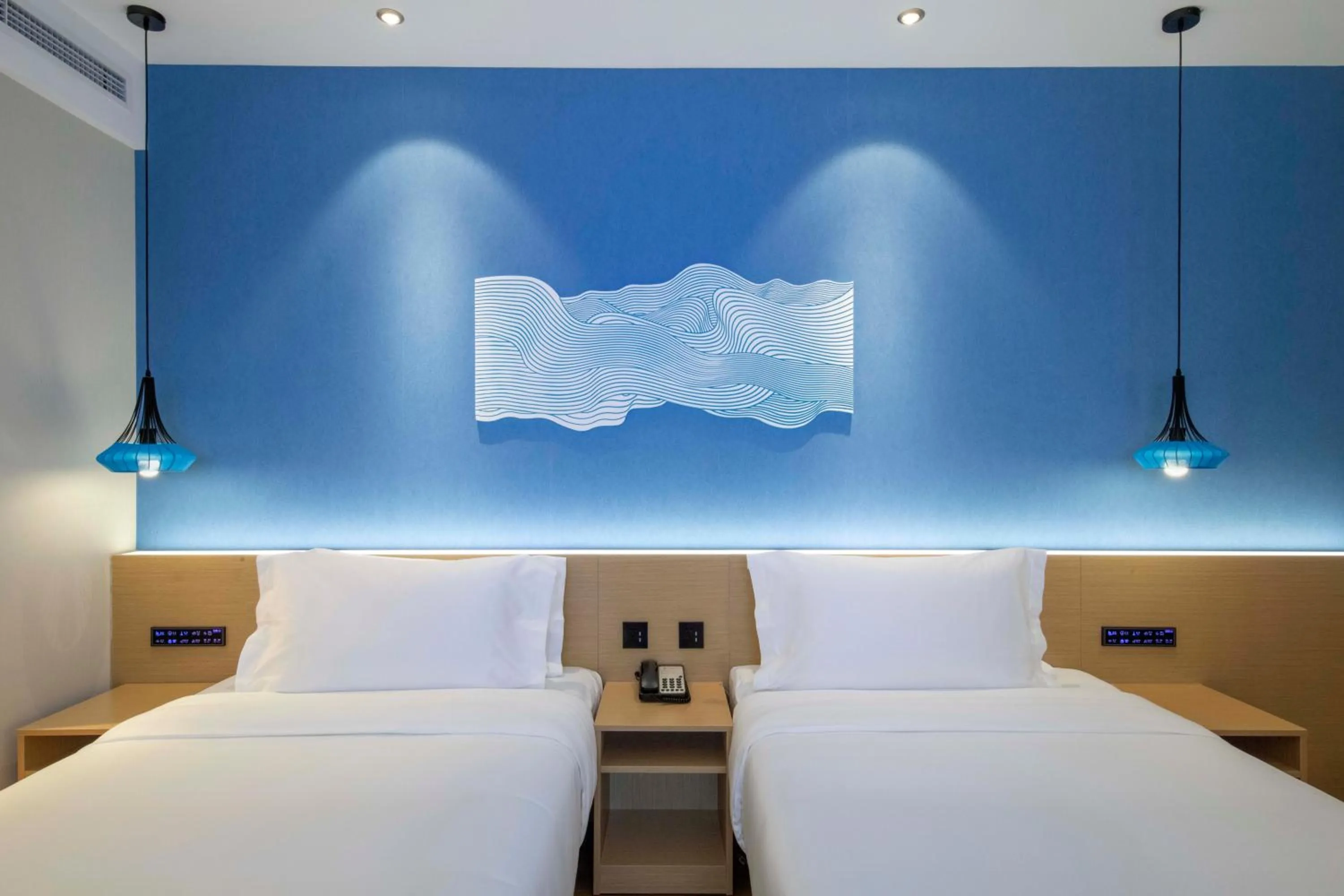 Bed in Orange Hotel Shanghai Hongqiao Railway Station Qixin Road (formerly Hongqiao National Exhibition and Convention Center Qixin Road Branch)