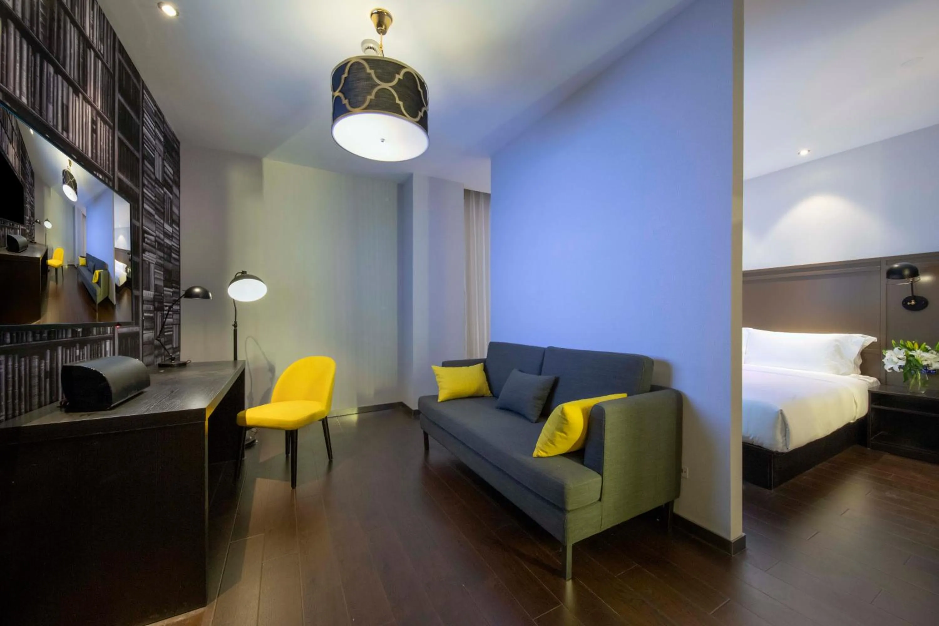 Seating area, Bed in Orange Hotel Shanghai Hongqiao Railway Station Qixin Road (formerly Hongqiao National Exhibition and Convention Center Qixin Road Branch)