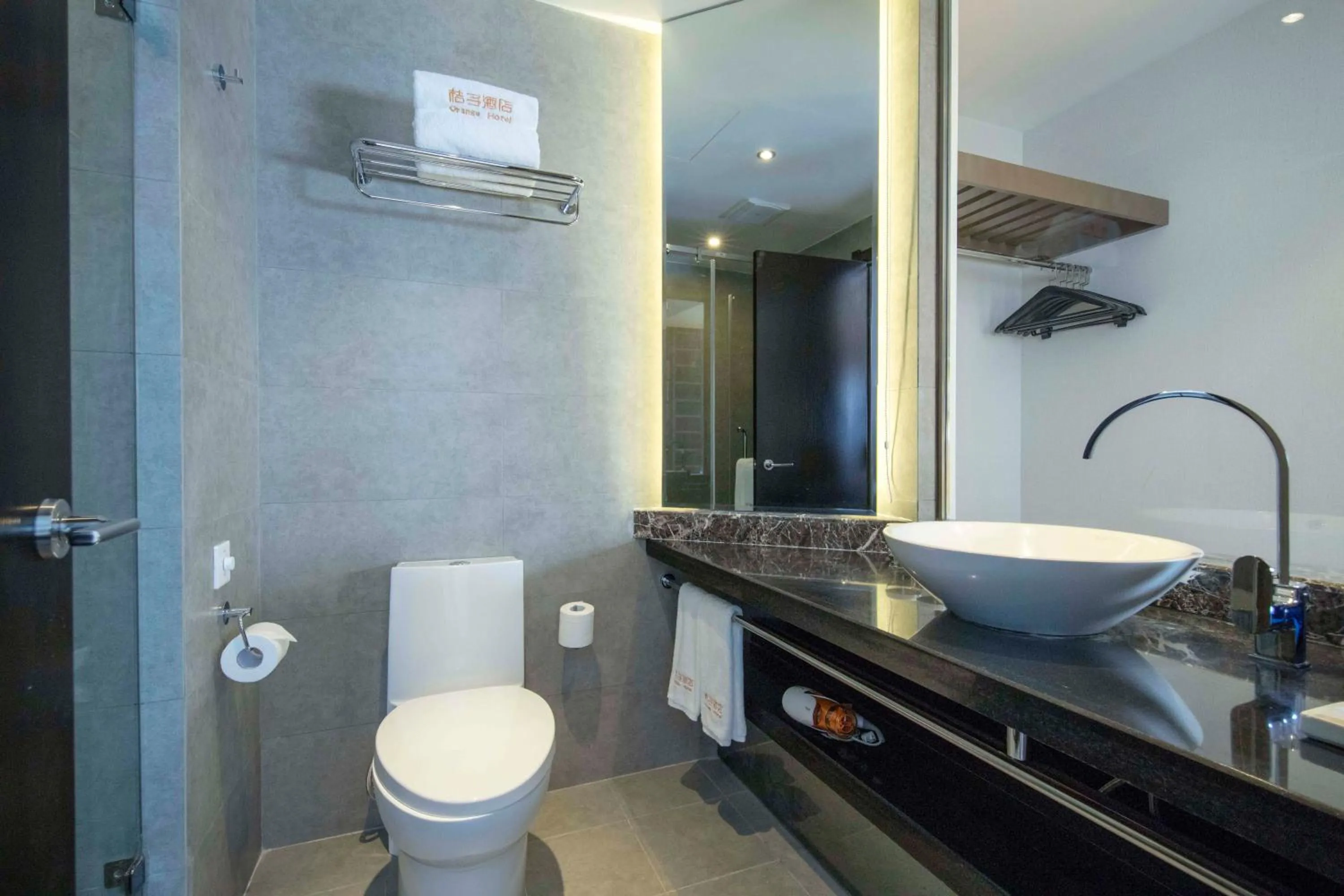 Bathroom in Orange Hotel Shanghai Hongqiao Railway Station Qixin Road (formerly Hongqiao National Exhibition and Convention Center Qixin Road Branch)