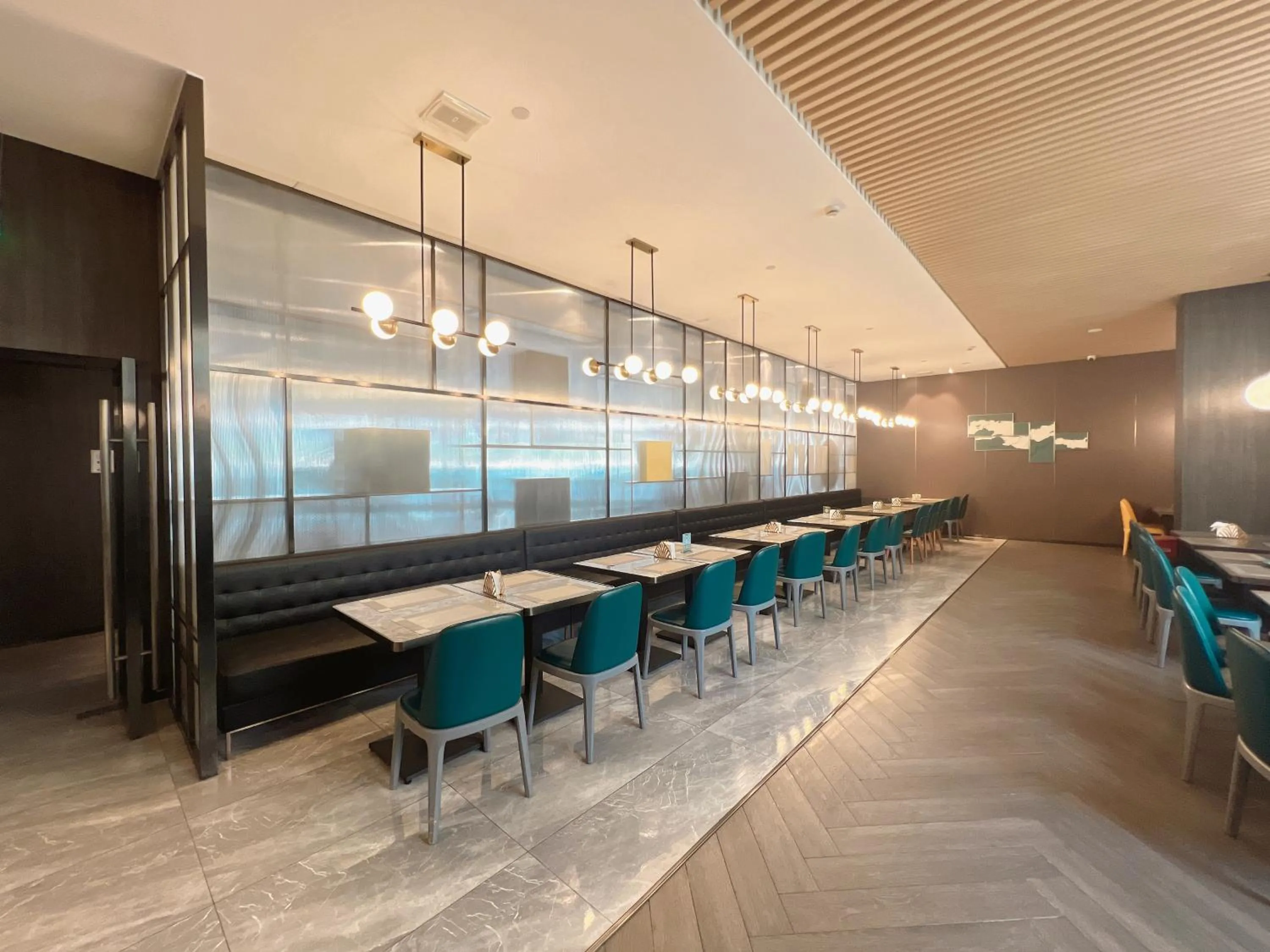 Restaurant/places to eat in Orange Hotel Suzhou North Station Cailian Square