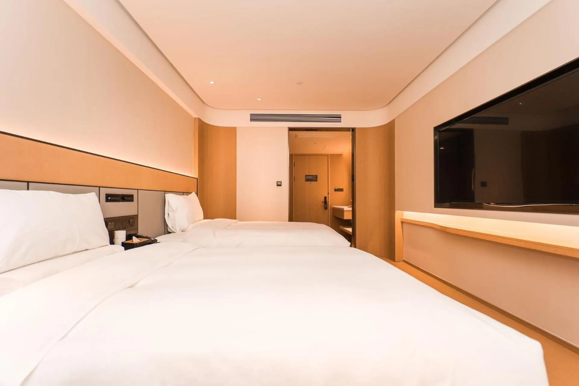 Photo of the whole room, Bed in JI Hotel Nanjing Baijia Lake