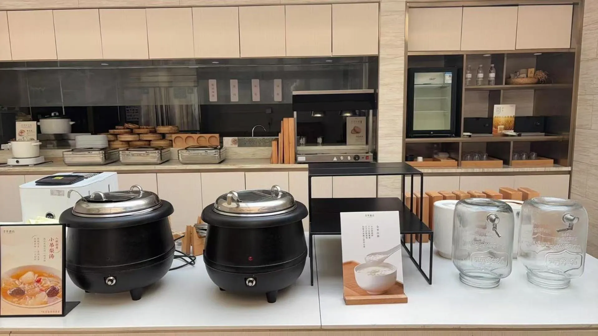 Restaurant/places to eat in JI Hotel Shanghai Stadium