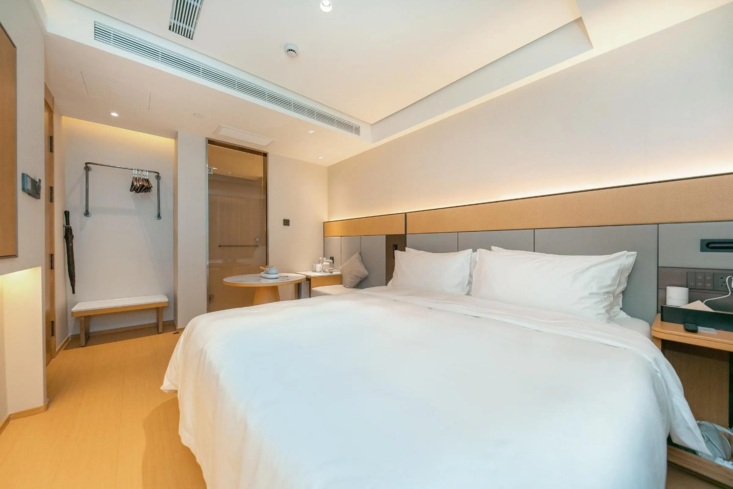 Bed in JI Hotel Shanghai Lujiabang Road Subway Station