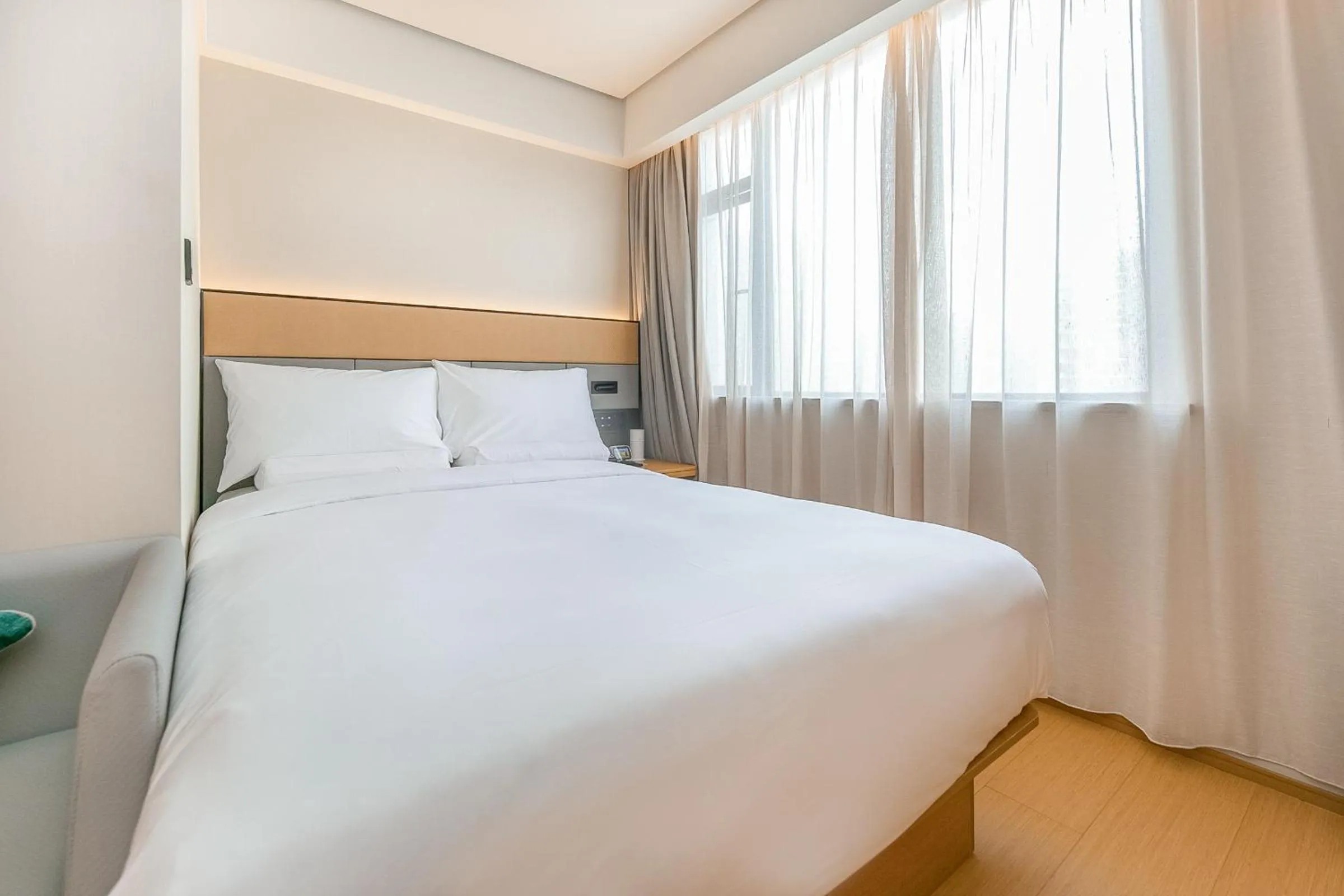 Bed in JI Hotel Shanghai Lujiabang Road Subway Station