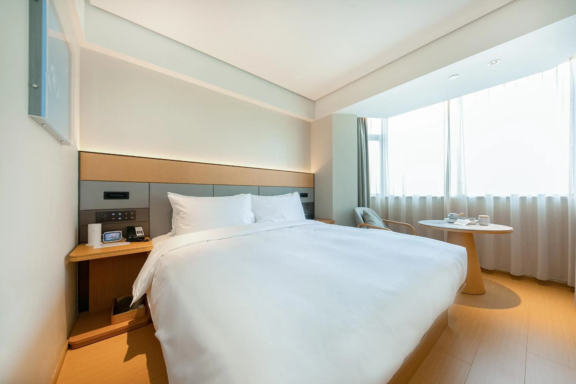 Bed in JI Hotel Shanghai Lujiabang Road Subway Station