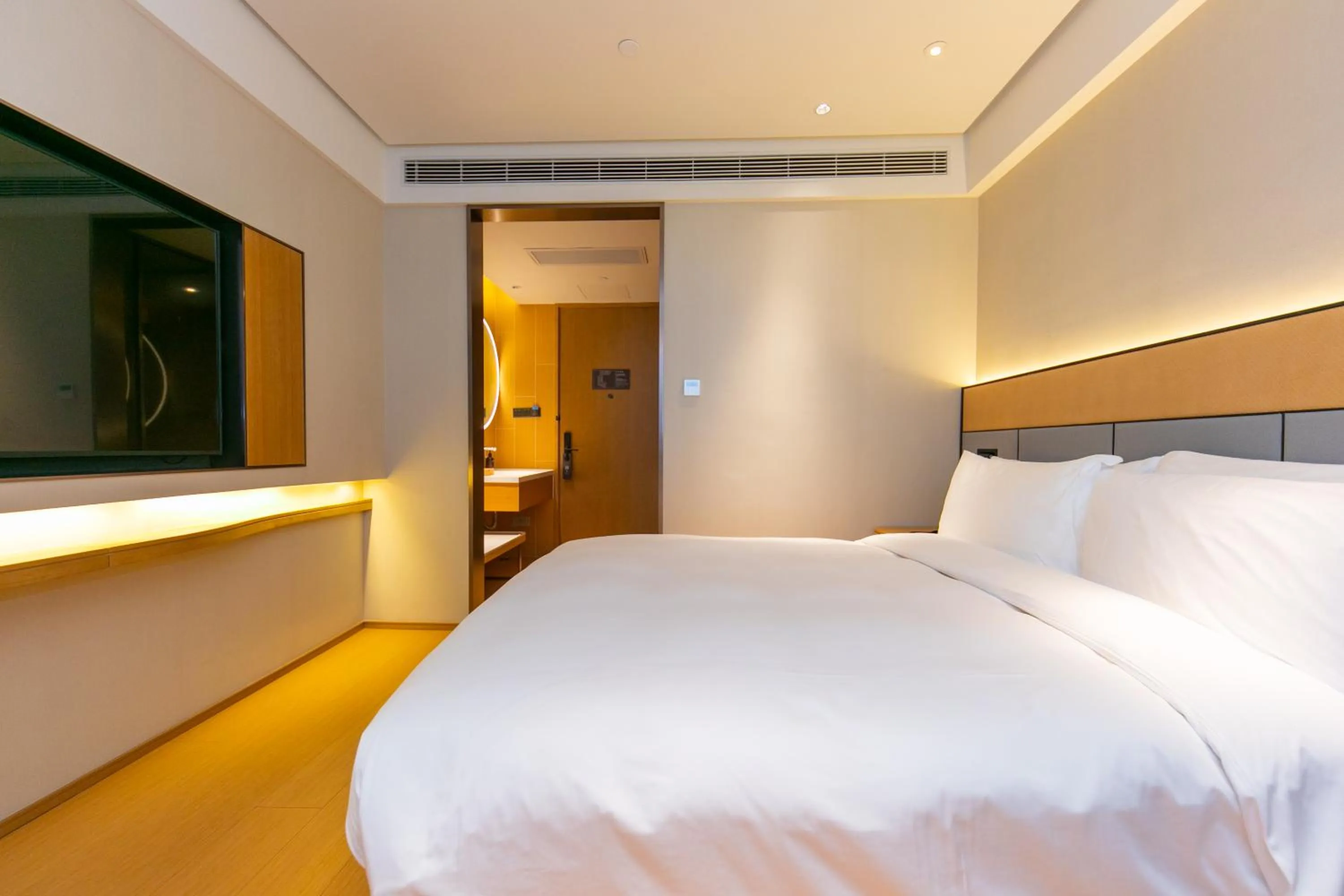 Photo of the whole room, Bed in JI Hotel Shanghai New International Expo Center West Gaoke Road