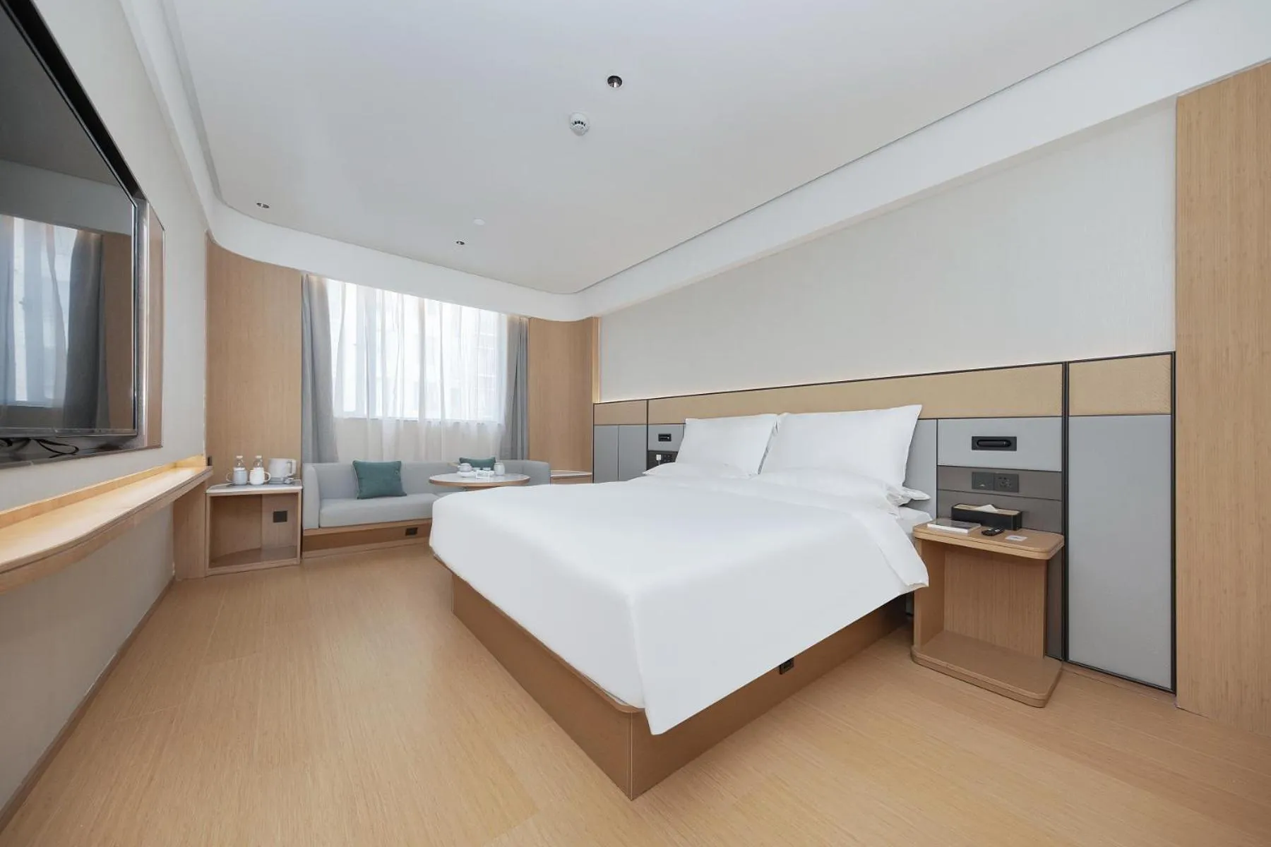 Photo of the whole room, Bed in JI Hotel Shanghai Jiaotong University Cangyuan Road