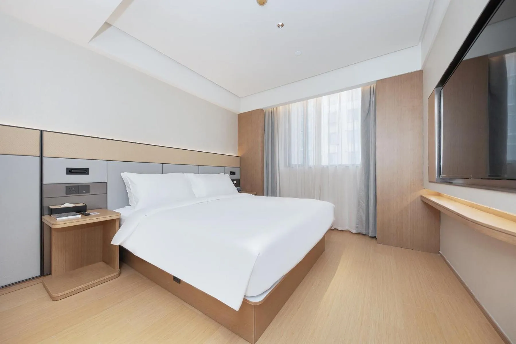 Photo of the whole room, Bed in JI Hotel Shanghai Jiaotong University Cangyuan Road