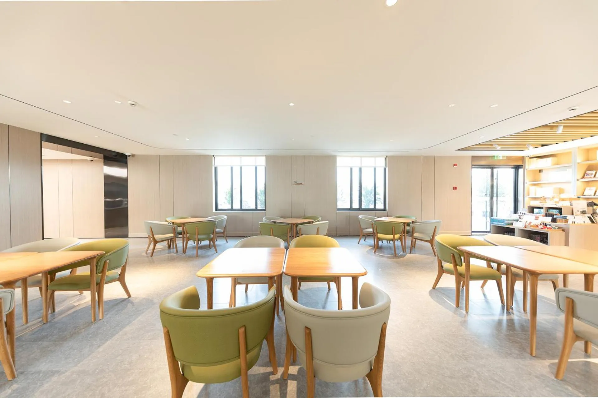 Restaurant/places to eat in JI Hotel Shanghai University Huyi Highway