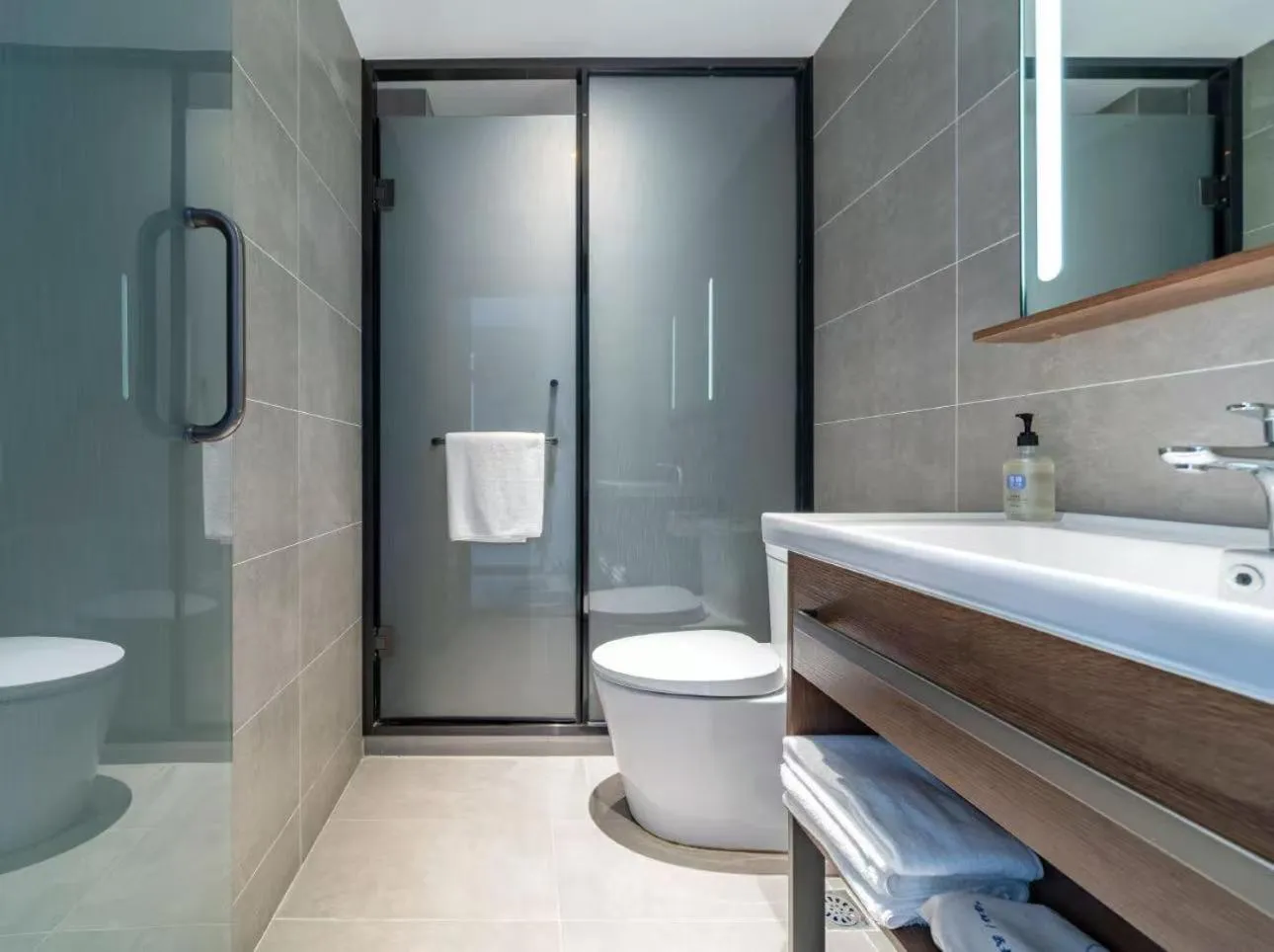 Toilet in Hanting Hotel Shanghai Pudong Airport Nanzhu Road