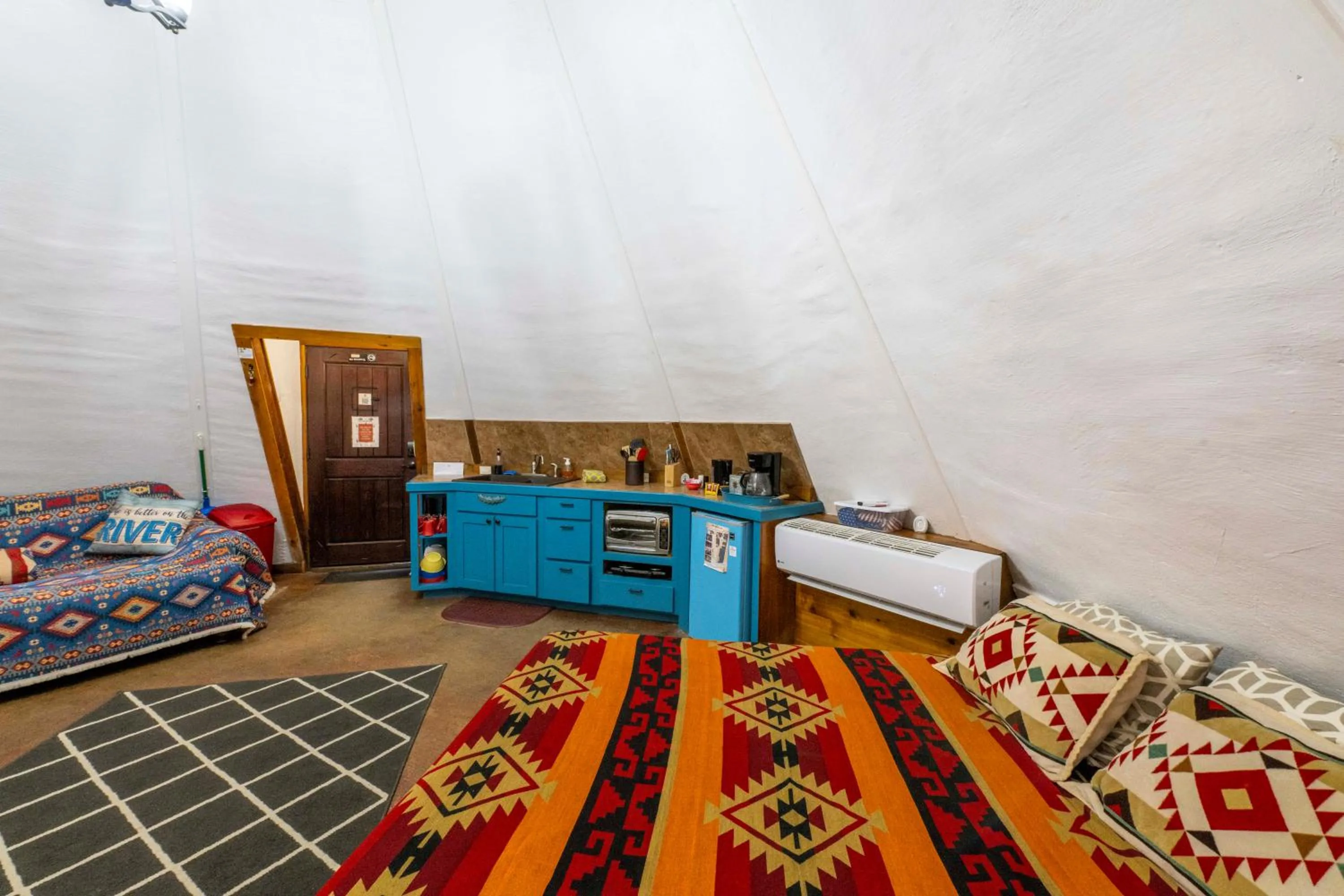 Kitchen or kitchenette, Bed in Tipis on the Guadalupe
