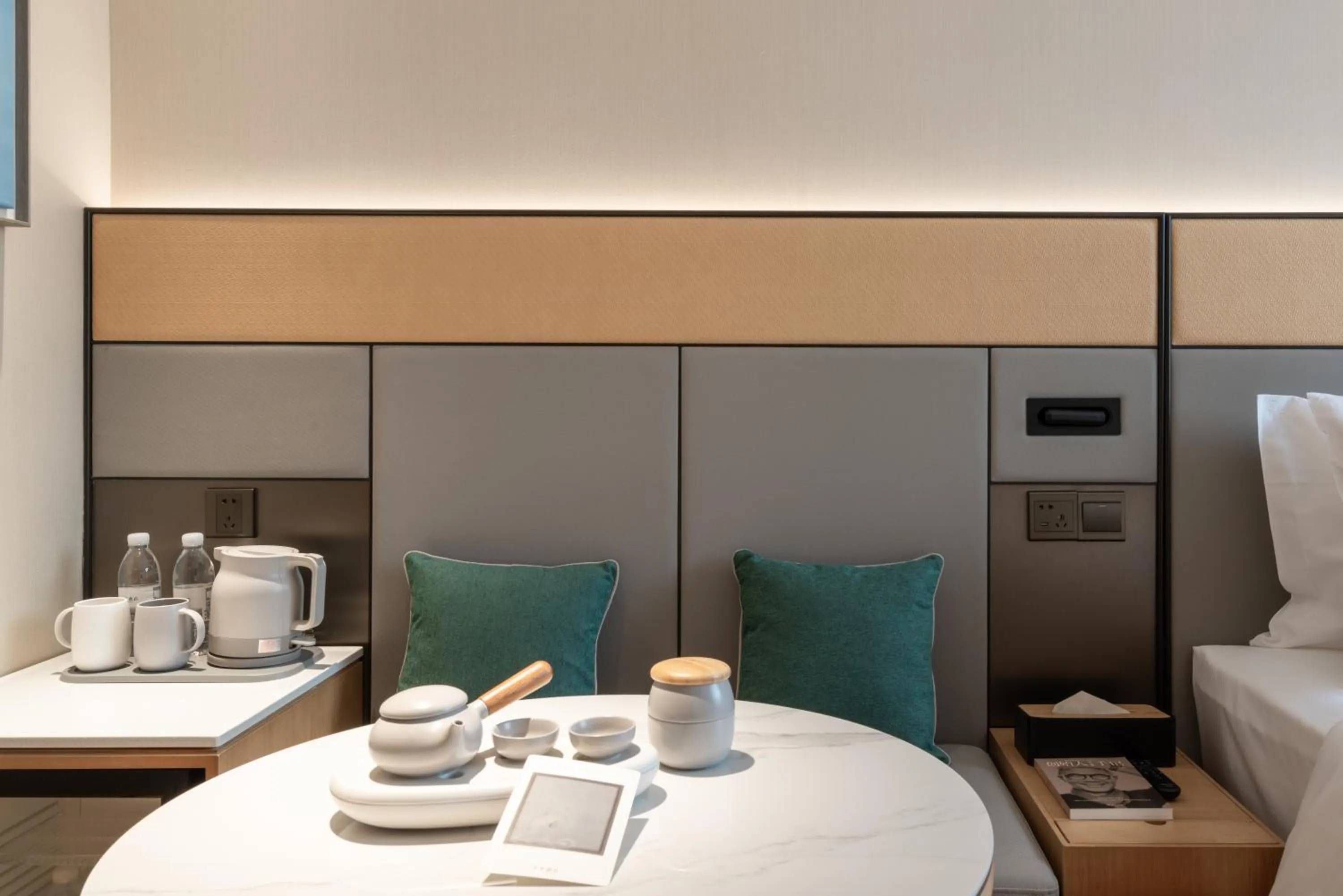 Seating area, Bed in JI Hotel Guangzhou Tower