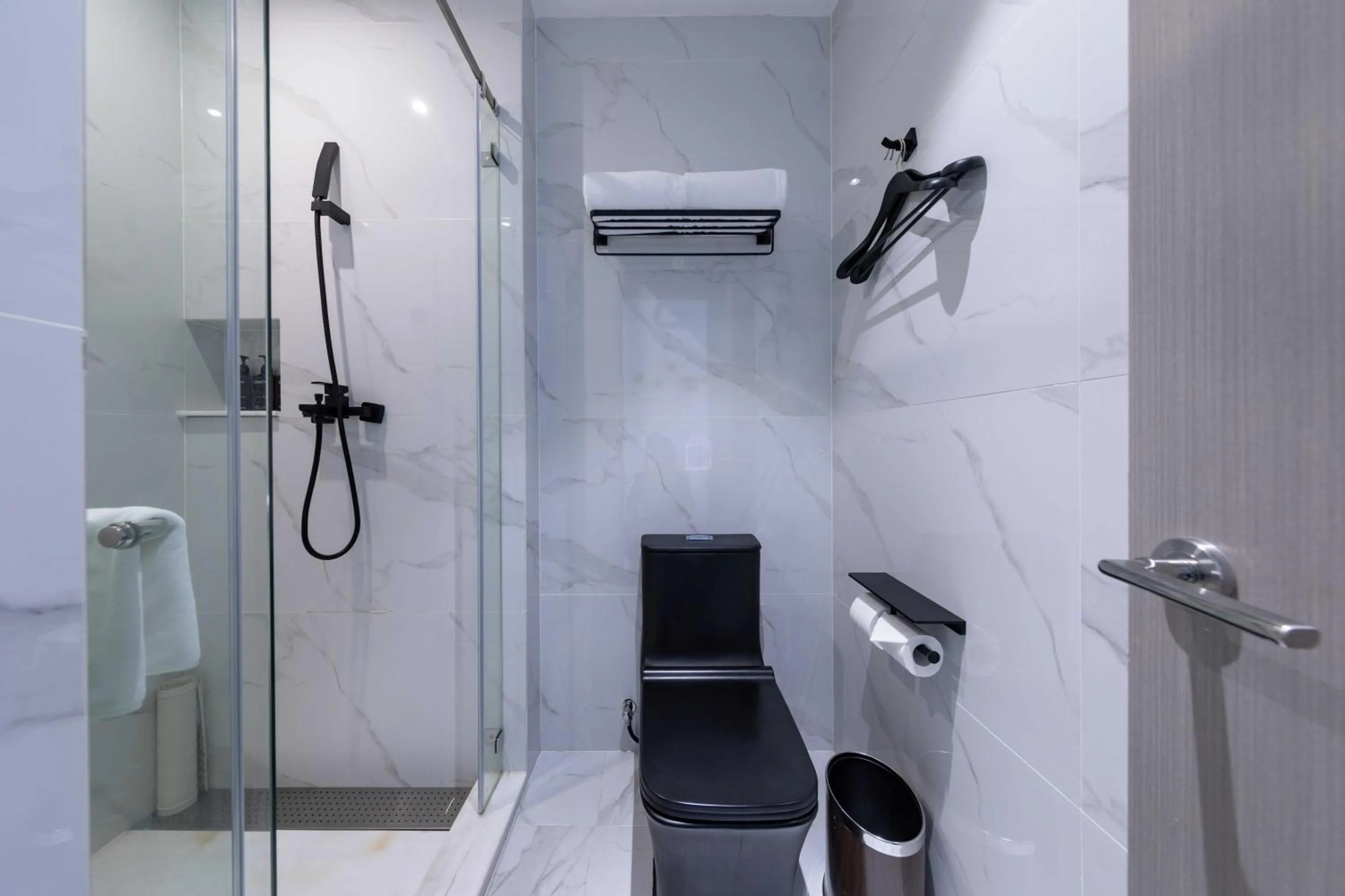 Toilet in Orange Crystal Hotel Shenzhen Baoan Airport Bihaiwan