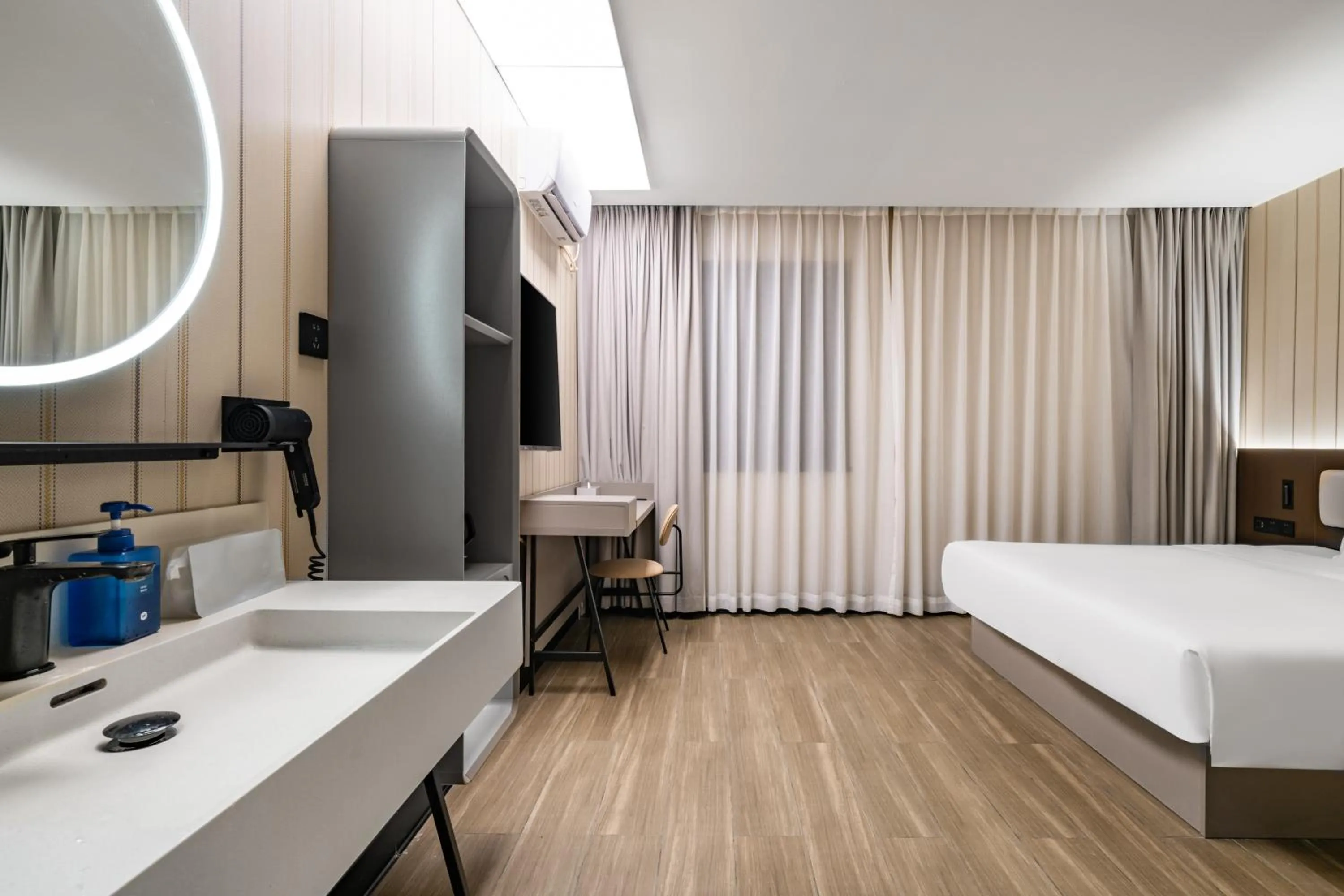 Bed in Hanting Hotel Shenzhen Coast City Nanyou Clothing City