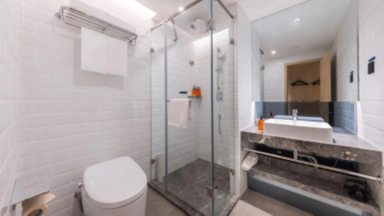 Toilet in Orange Beijing Lama Temple Hepingli North Street Subway Station Hotel