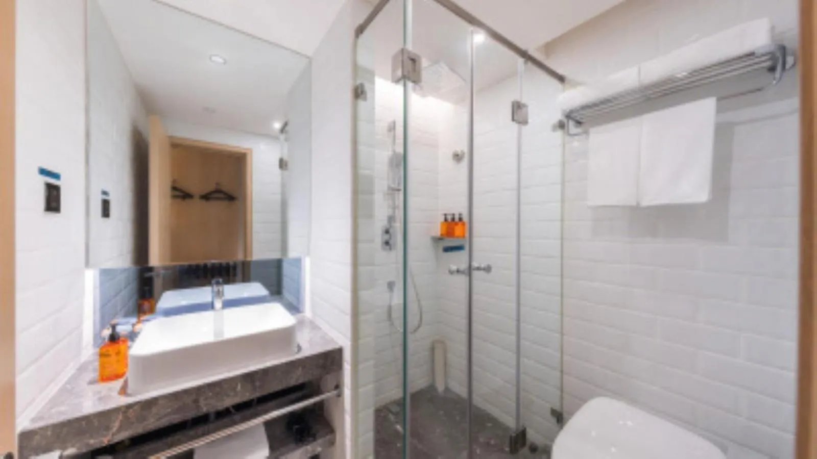 Toilet in Orange Beijing Lama Temple Hepingli North Street Subway Station Hotel