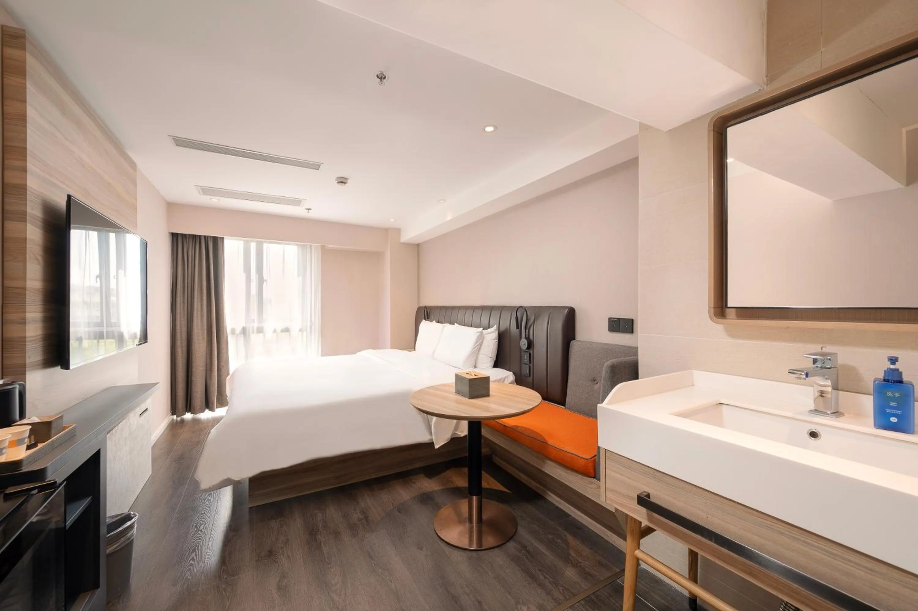 Photo of the whole room, Bed in Hanting Premium Hotel Shanghai Pudong Airport Chenyang Road