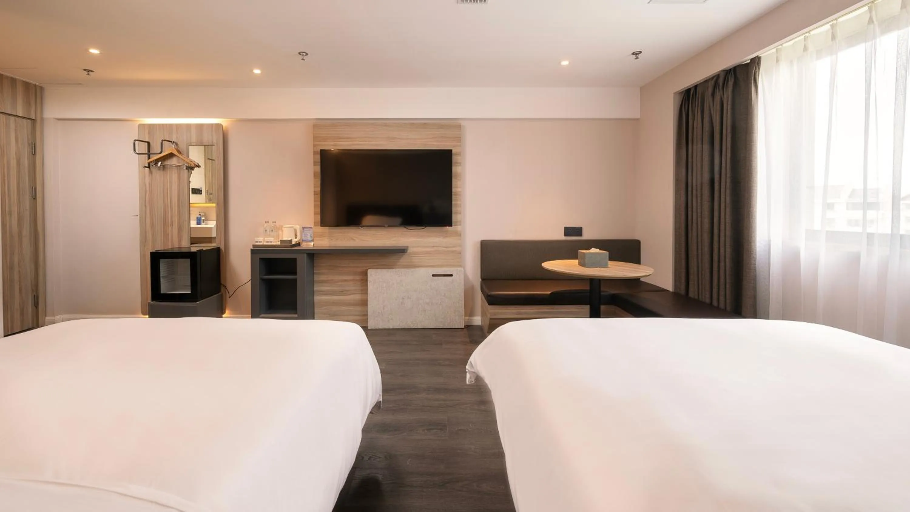 Photo of the whole room, Bed in Hanting Premium Hotel Shanghai Pudong Airport Chenyang Road