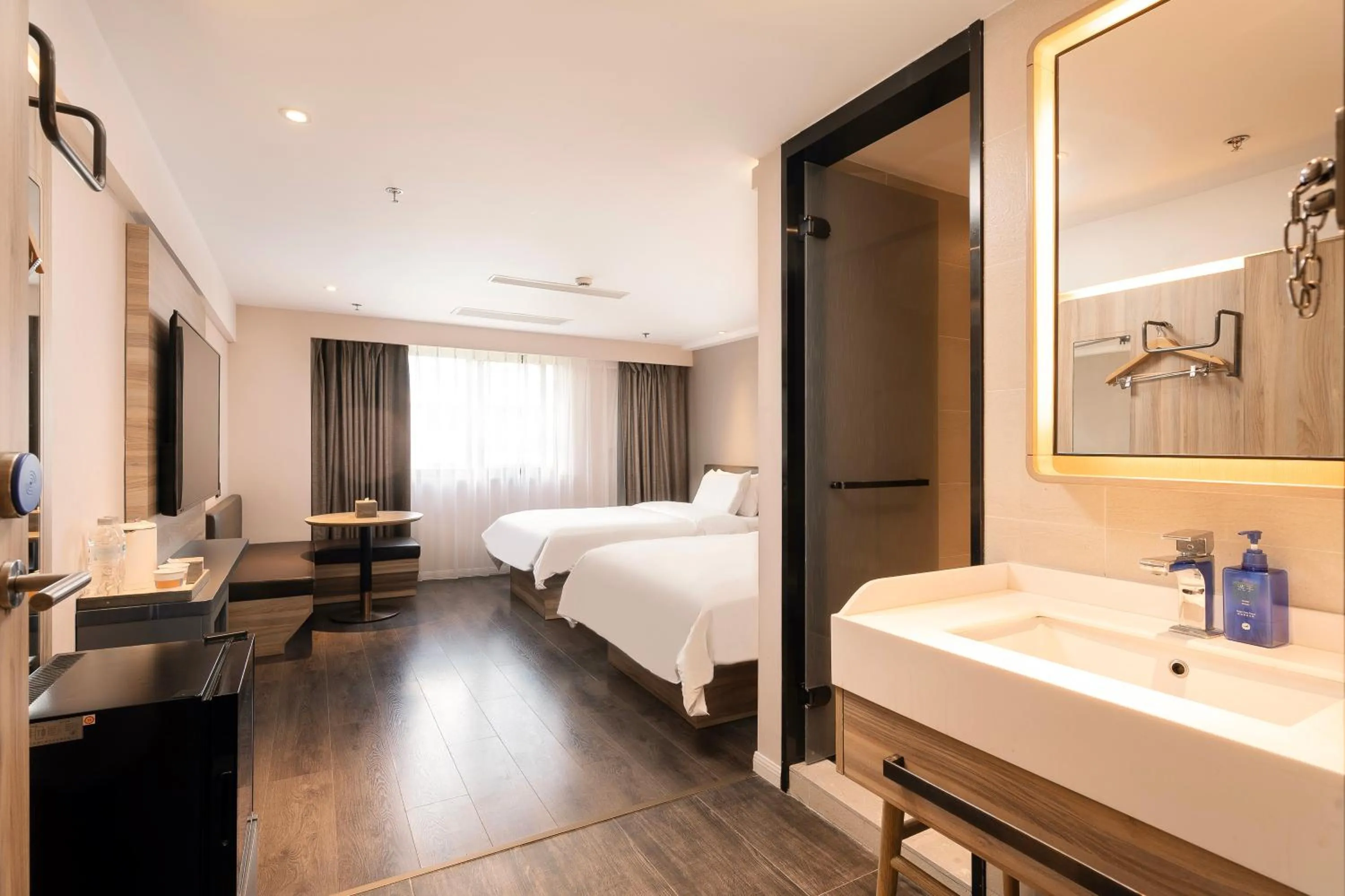 Photo of the whole room, Bed in Hanting Premium Hotel Shanghai Pudong Airport Chenyang Road