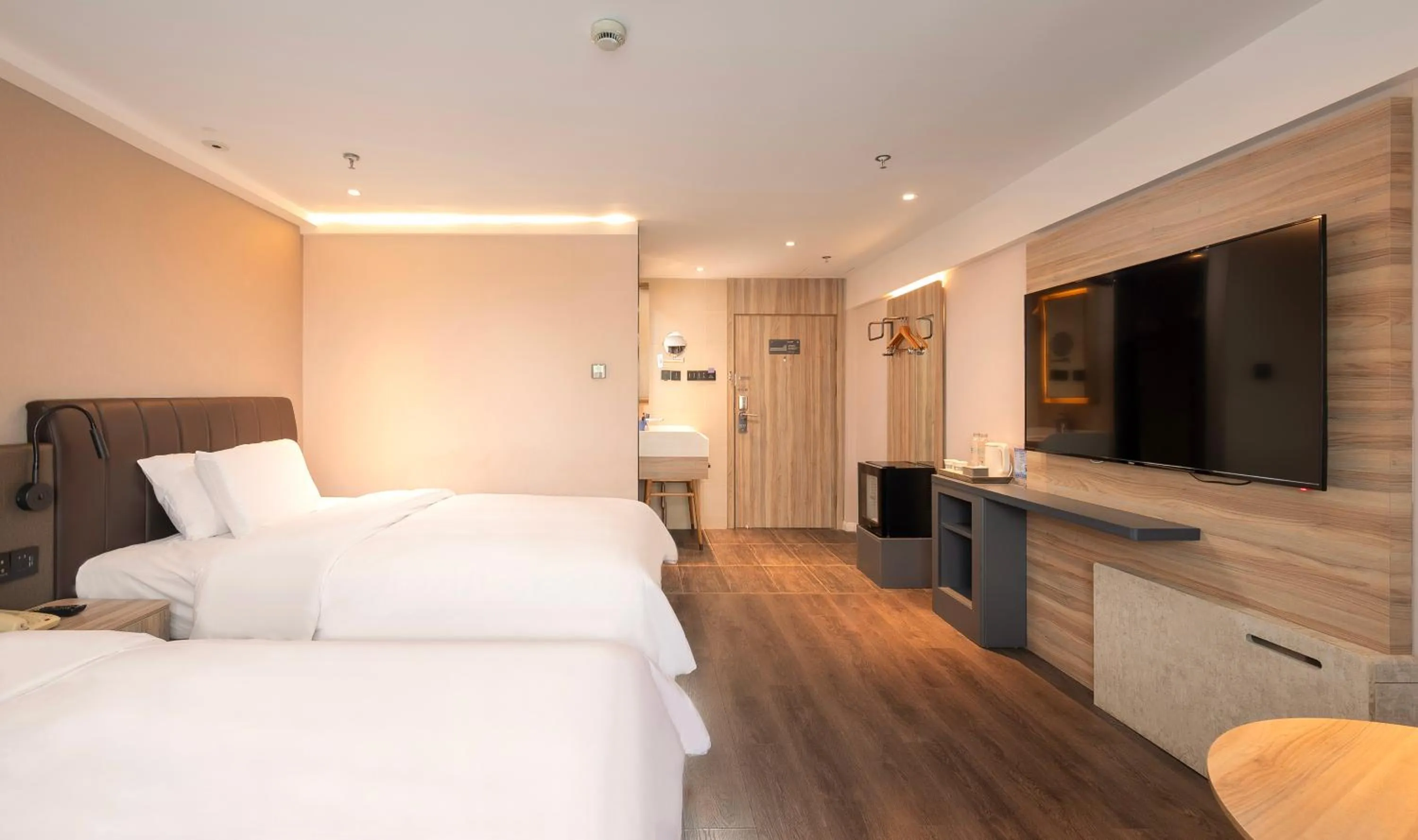 Photo of the whole room, Bed in Hanting Premium Hotel Shanghai Pudong Airport Chenyang Road