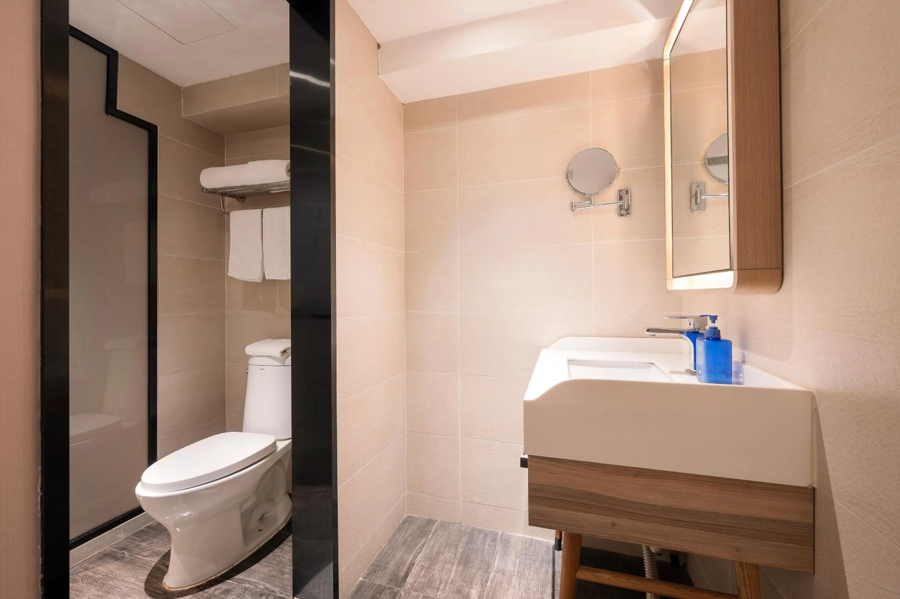 Toilet in Hanting Premium Hotel Shanghai Pudong Airport Chenyang Road