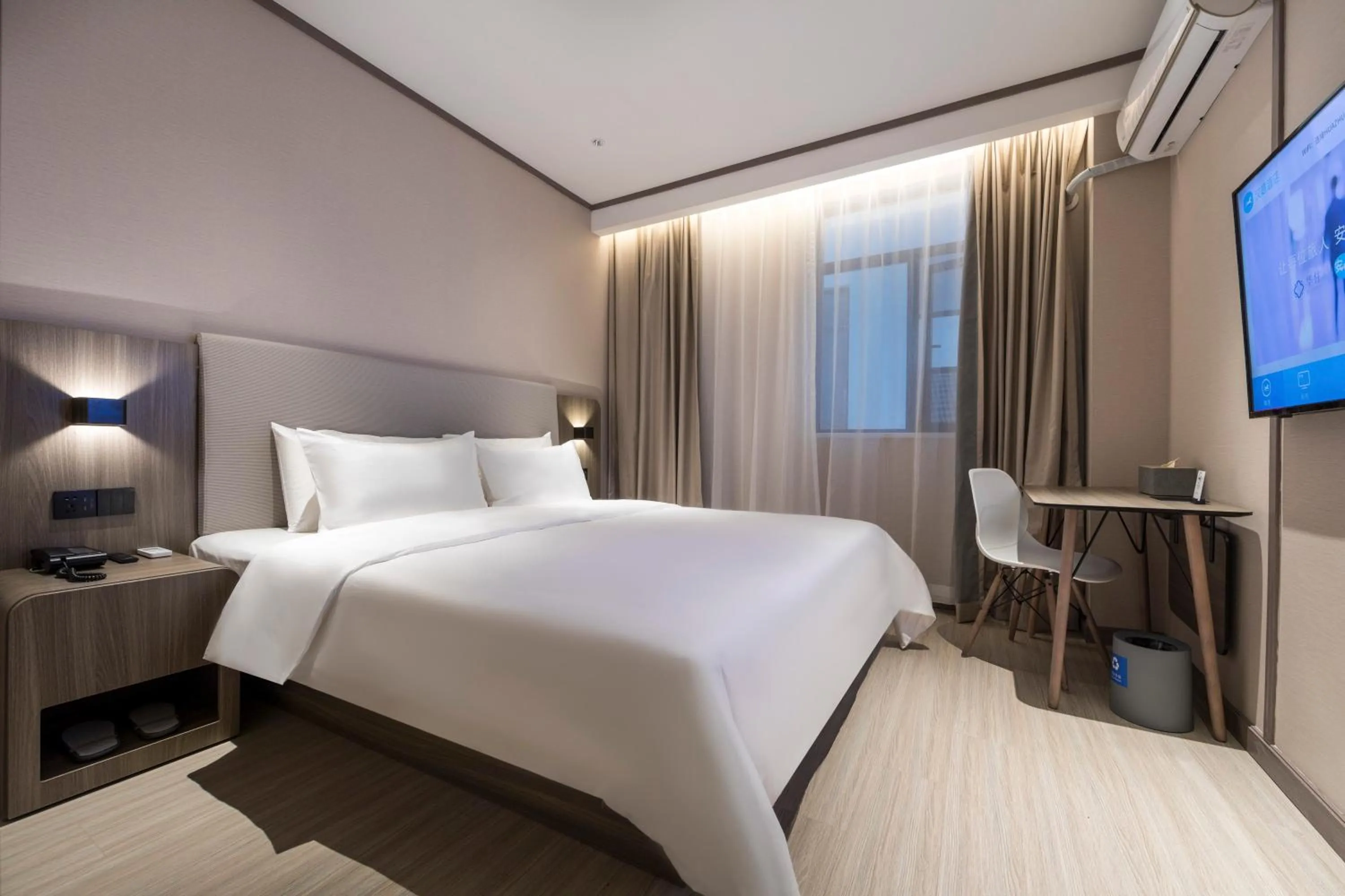 Bed in Hanting Hotel Shanghai South Station East China University of Science and Technology