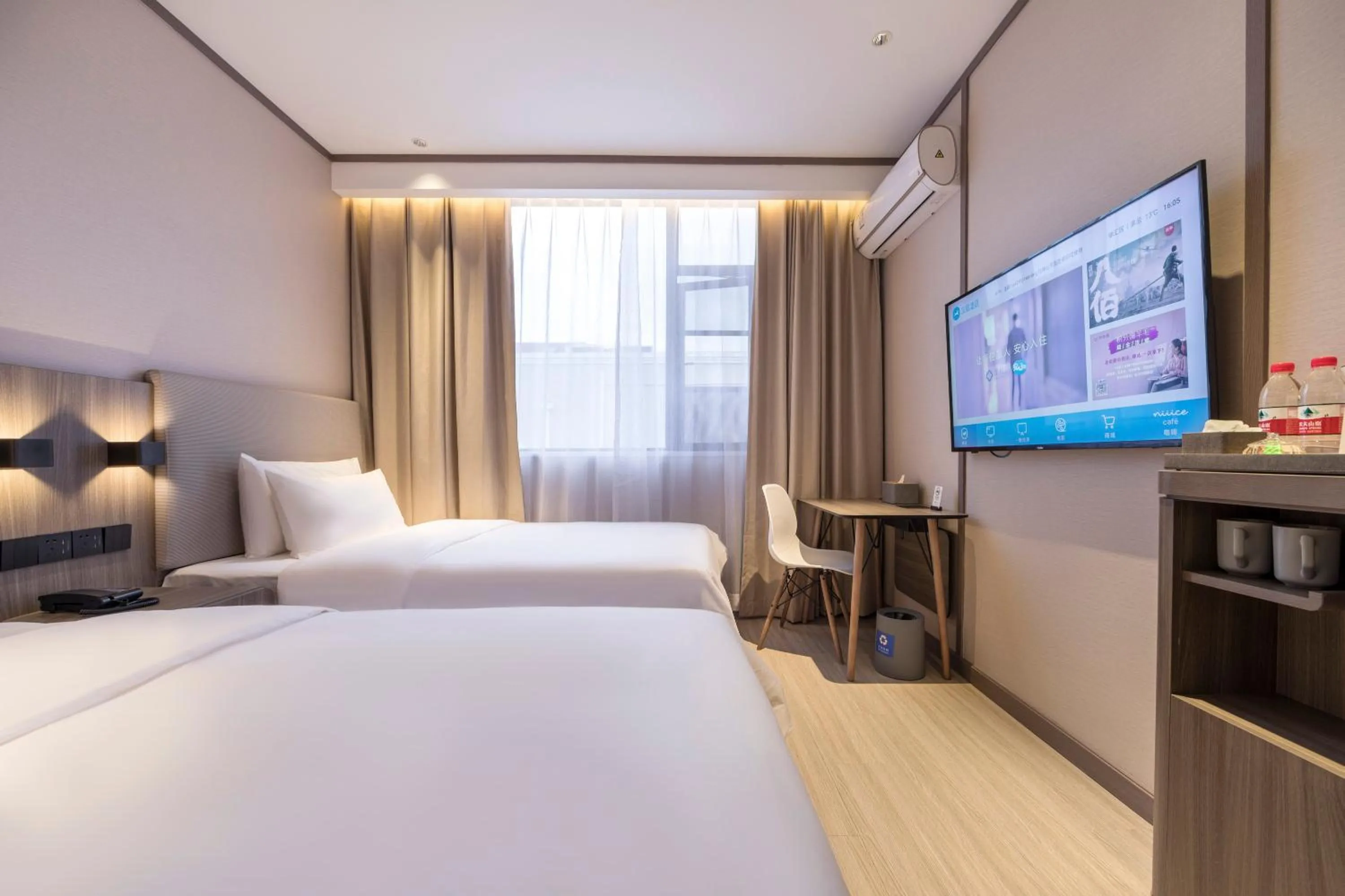 Bed in Hanting Hotel Shanghai South Station East China University of Science and Technology