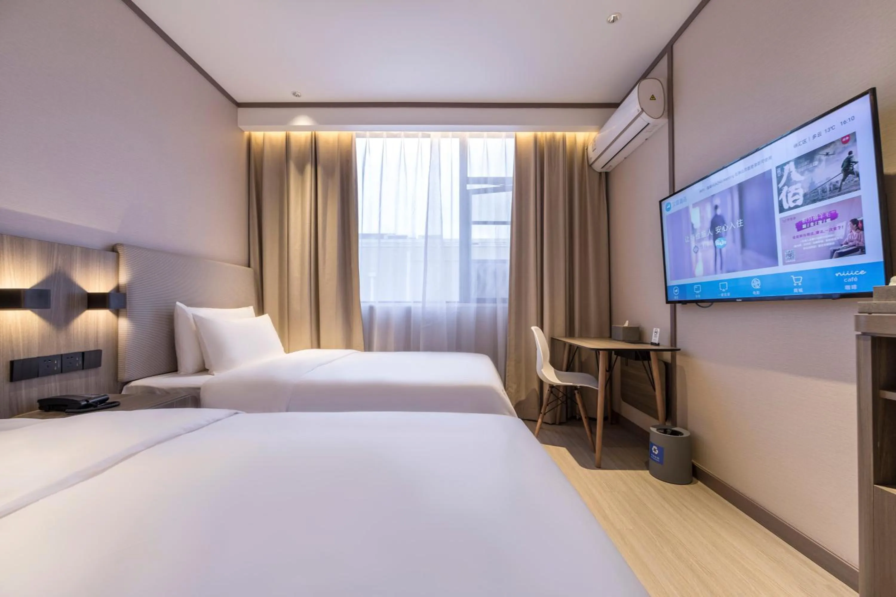 Bed in Hanting Hotel Shanghai South Station East China University of Science and Technology