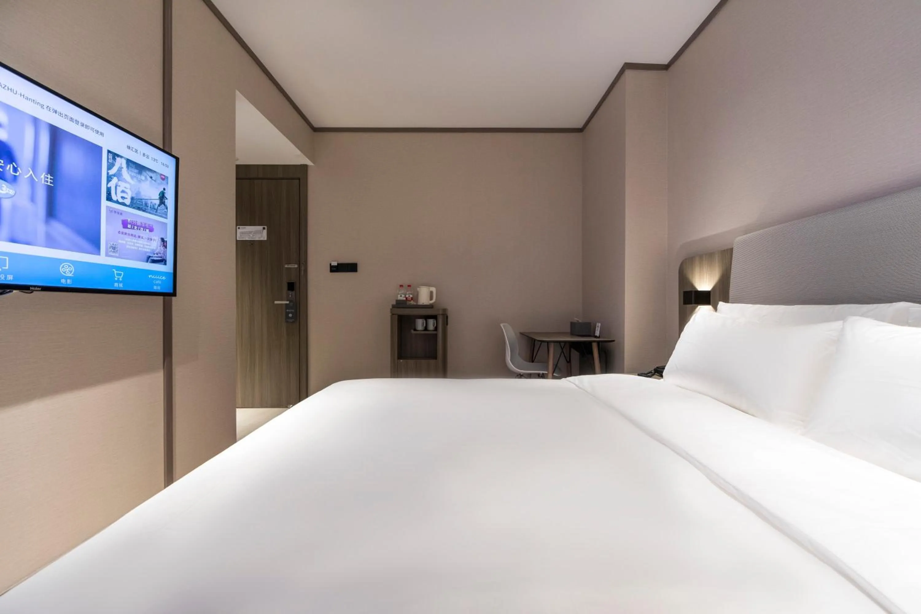 Bed in Hanting Hotel Shanghai South Station East China University of Science and Technology