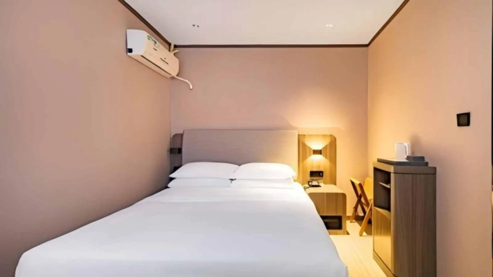 Photo of the whole room, Bed in Hanting Hotel Shenzhen Huaqiang North Science Museum Subway Station