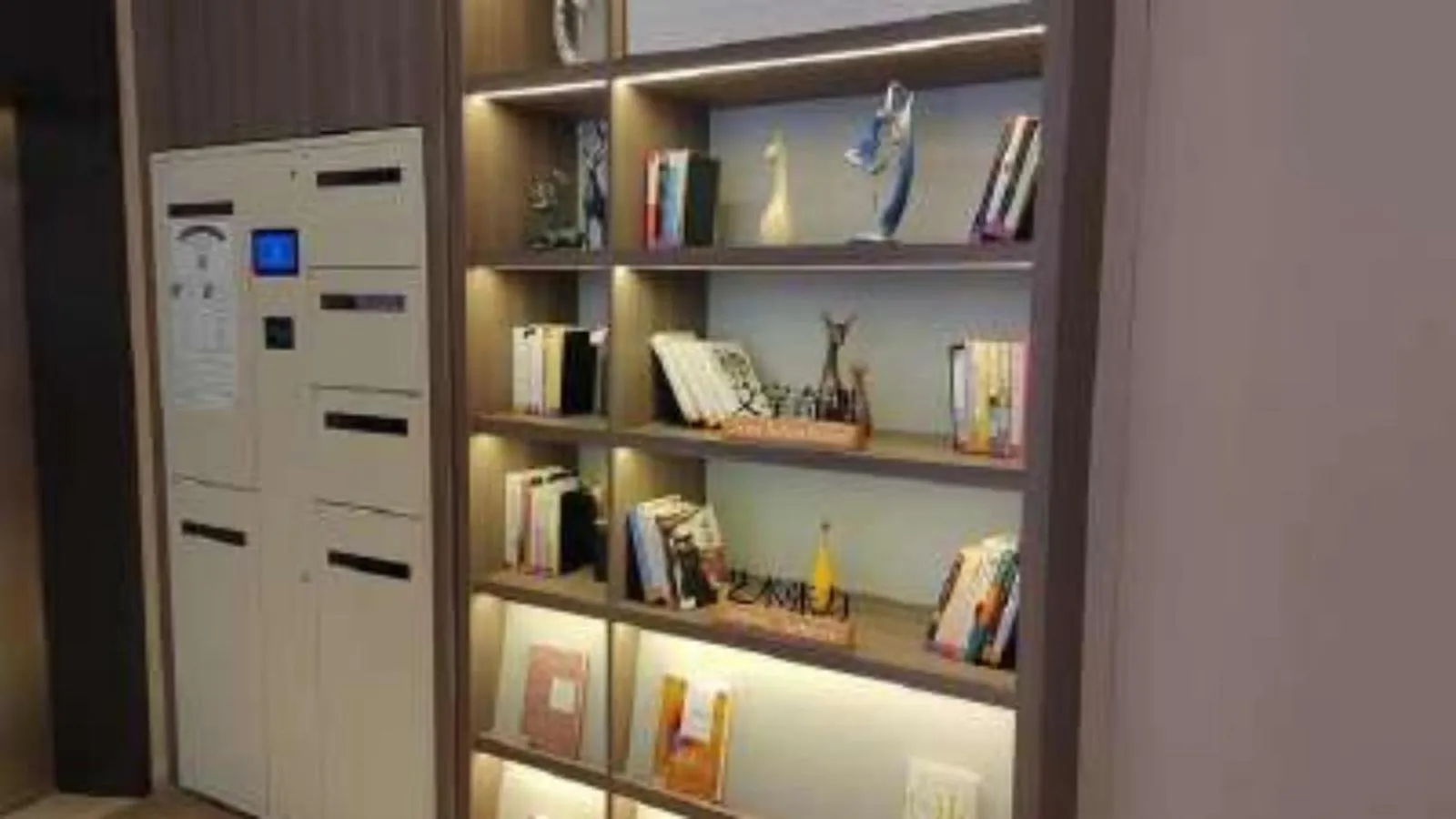 Property building in Hanting Hotel Shenzhen Huaqiang North Science Museum Subway Station