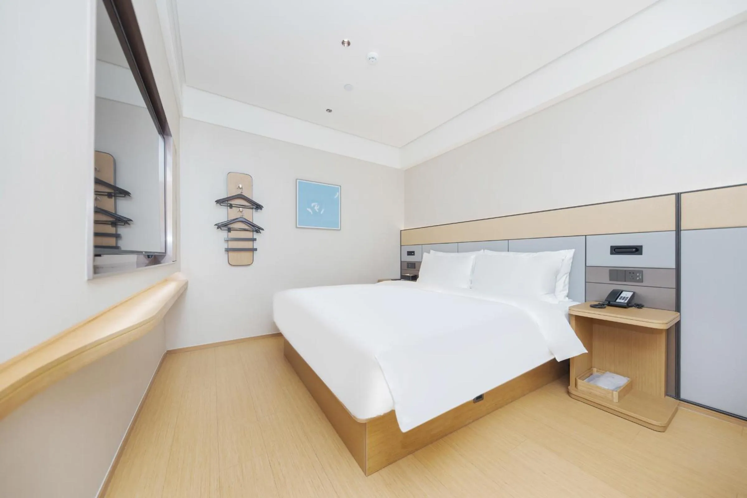 Bedroom, Bed in JI Hotel Shanghai South Railway Station Jinjiang Amusement Park (formerly Jinjiang Amusement Park Subway Station Branch)