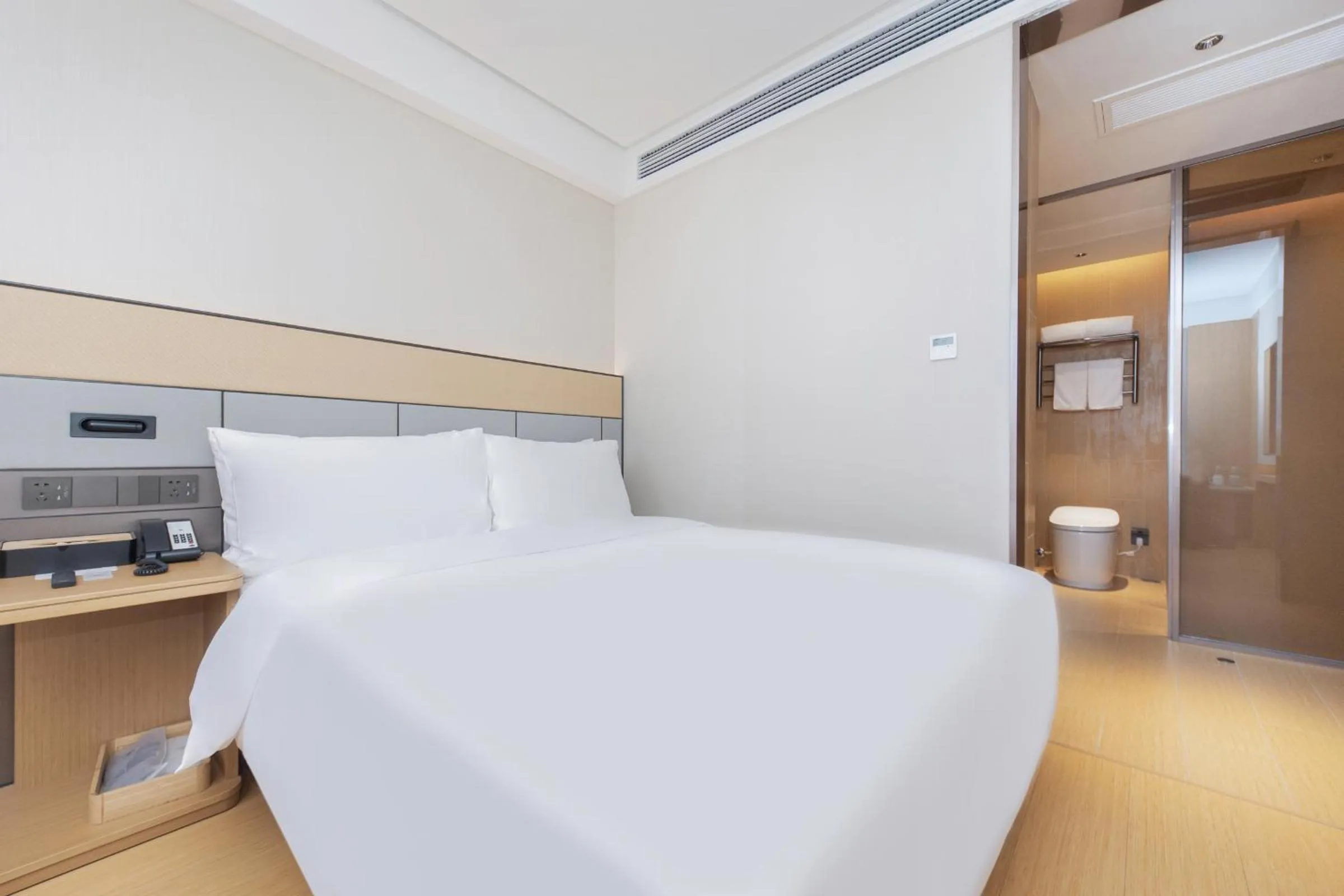Photo of the whole room, Bed in JI Hotel Shanghai South Railway Station Jinjiang Amusement Park (formerly Jinjiang Amusement Park Subway Station Branch)