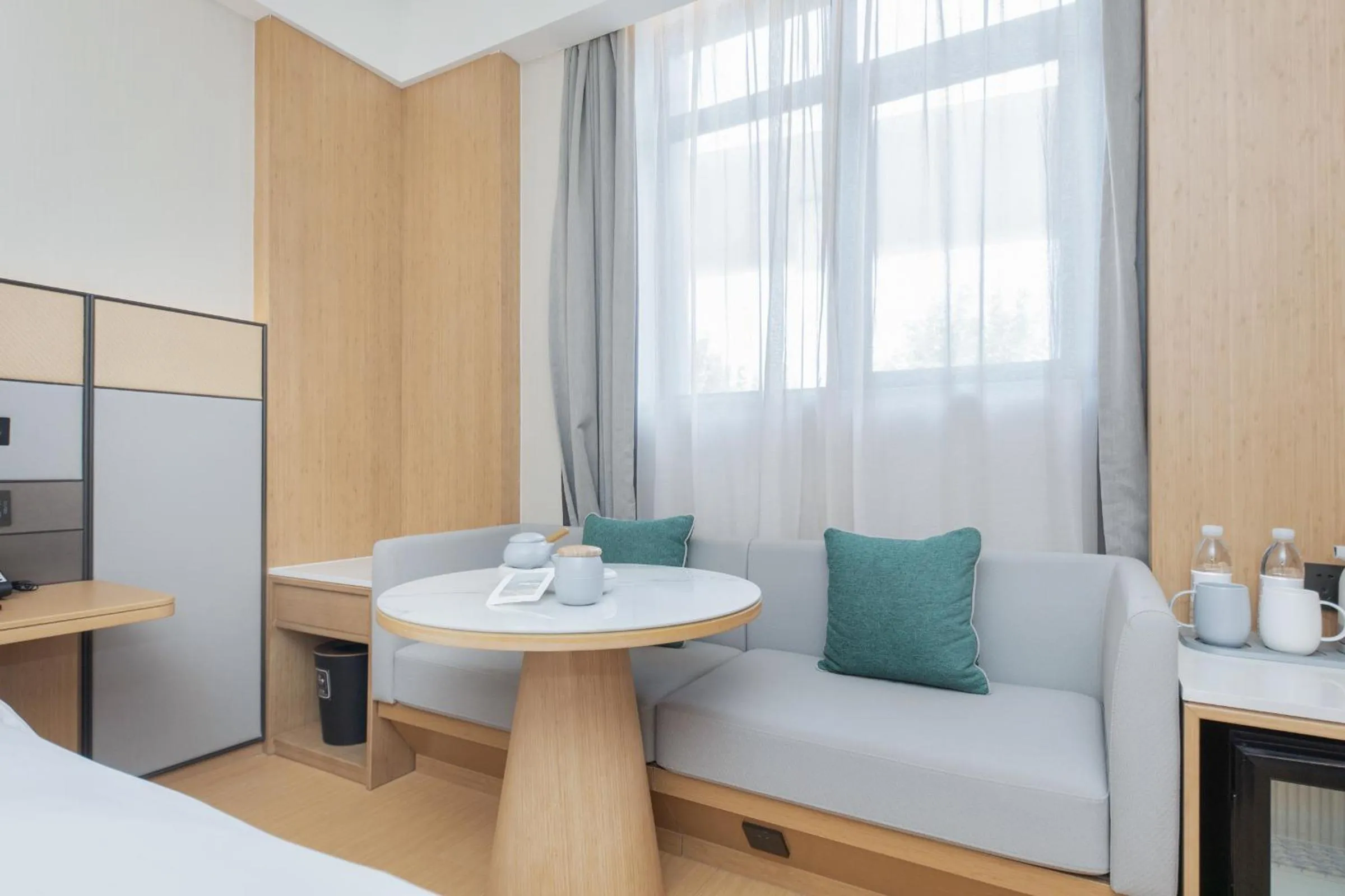 Living room, Bed in JI Hotel Shanghai South Railway Station Jinjiang Amusement Park (formerly Jinjiang Amusement Park Subway Station Branch)