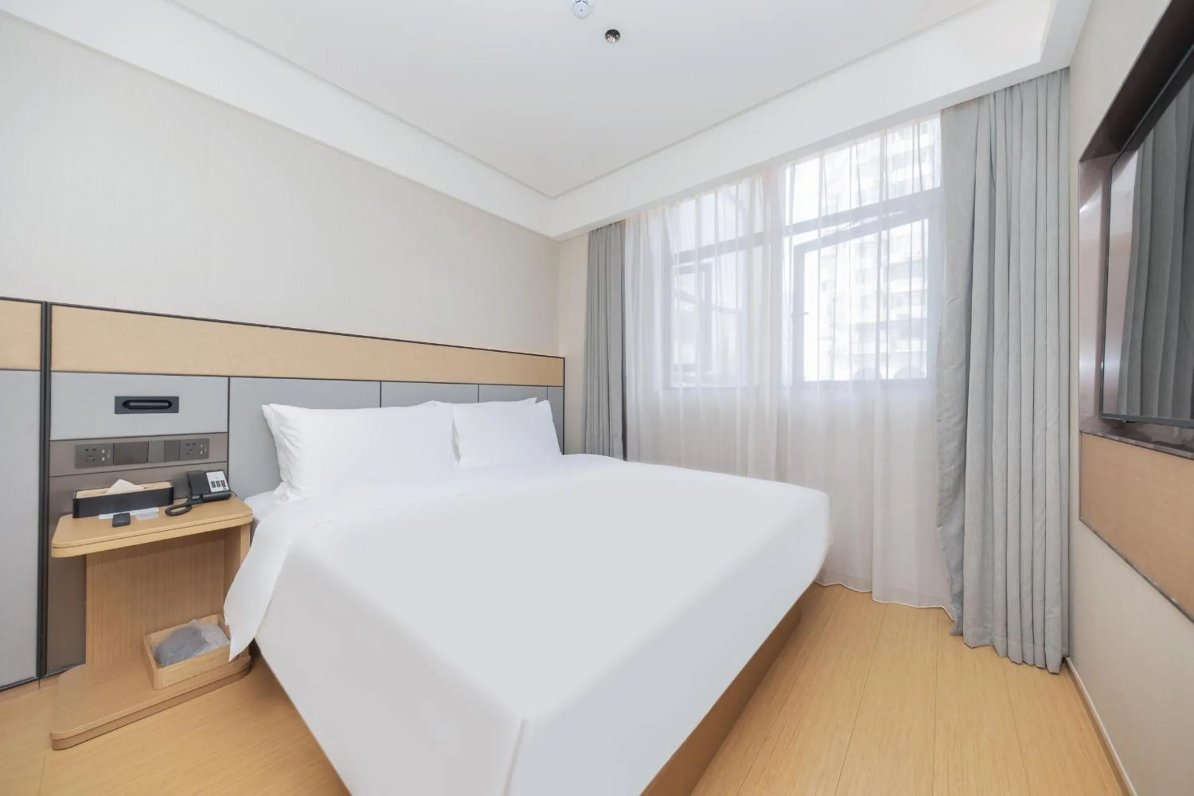 Bed in JI Hotel Shanghai South Railway Station Jinjiang Amusement Park (formerly Jinjiang Amusement Park Subway Station Branch)