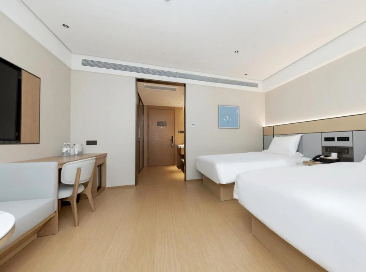 Photo of the whole room, Bed in JI Hotel Hangzhou Lin'an People's Square