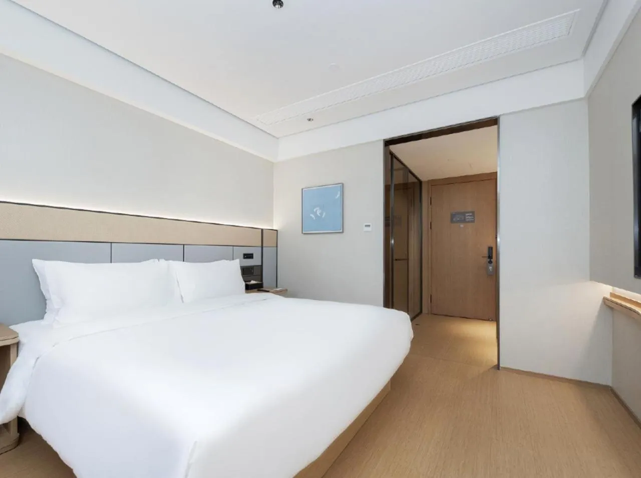 Photo of the whole room, Bed in JI Hotel Hangzhou Lin'an People's Square