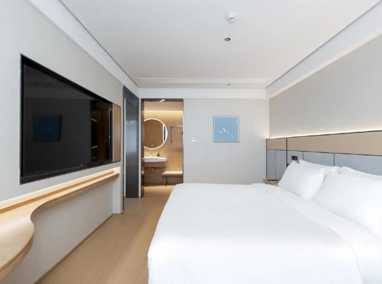 Photo of the whole room, Bed in JI Hotel Hangzhou Lin'an People's Square