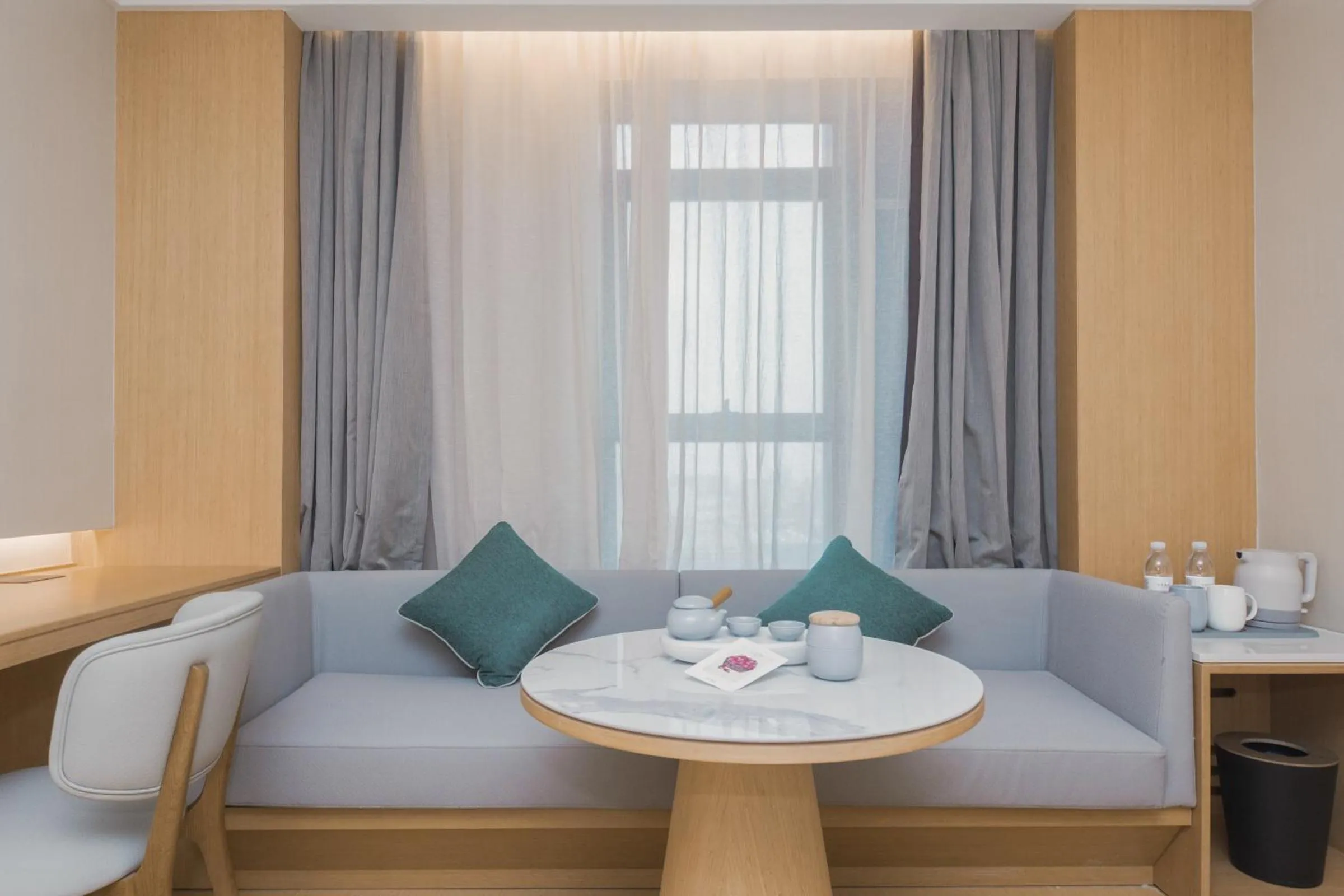 Seating area in JI Hotel Hangzhou Linping Yintai City