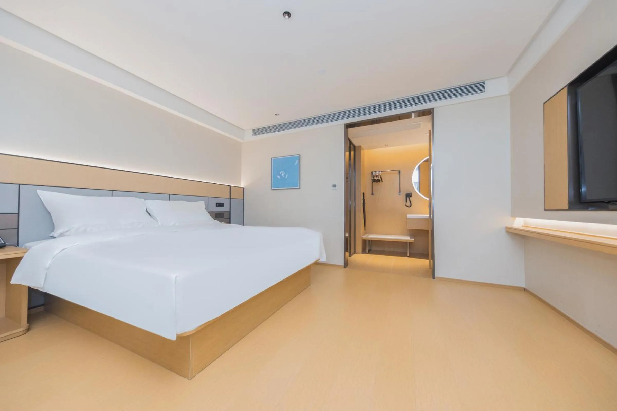 Photo of the whole room, Bed in JI Hotel Hangzhou Linping Yintai City