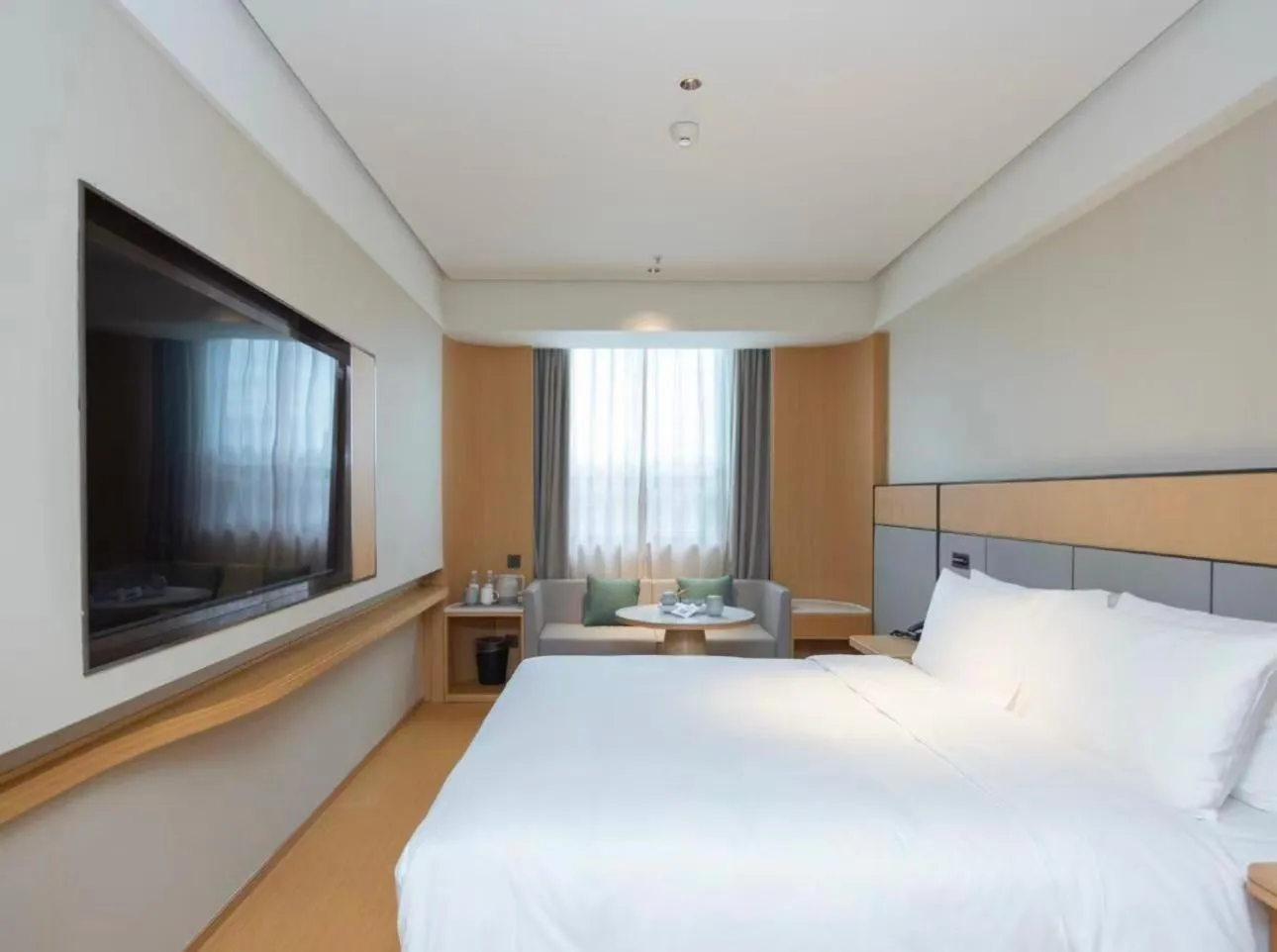Photo of the whole room, Bed in JI Hotel Shanghai Dianshanhu Avenue Metro Station