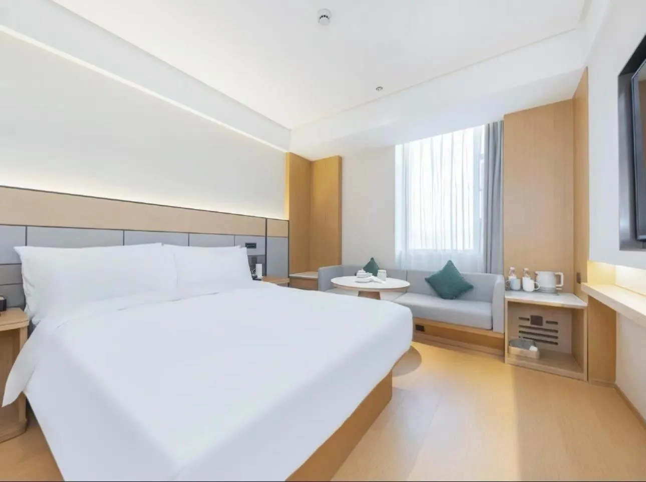Photo of the whole room, Bed in JI Hotel Shanghai Dianshanhu Avenue Metro Station
