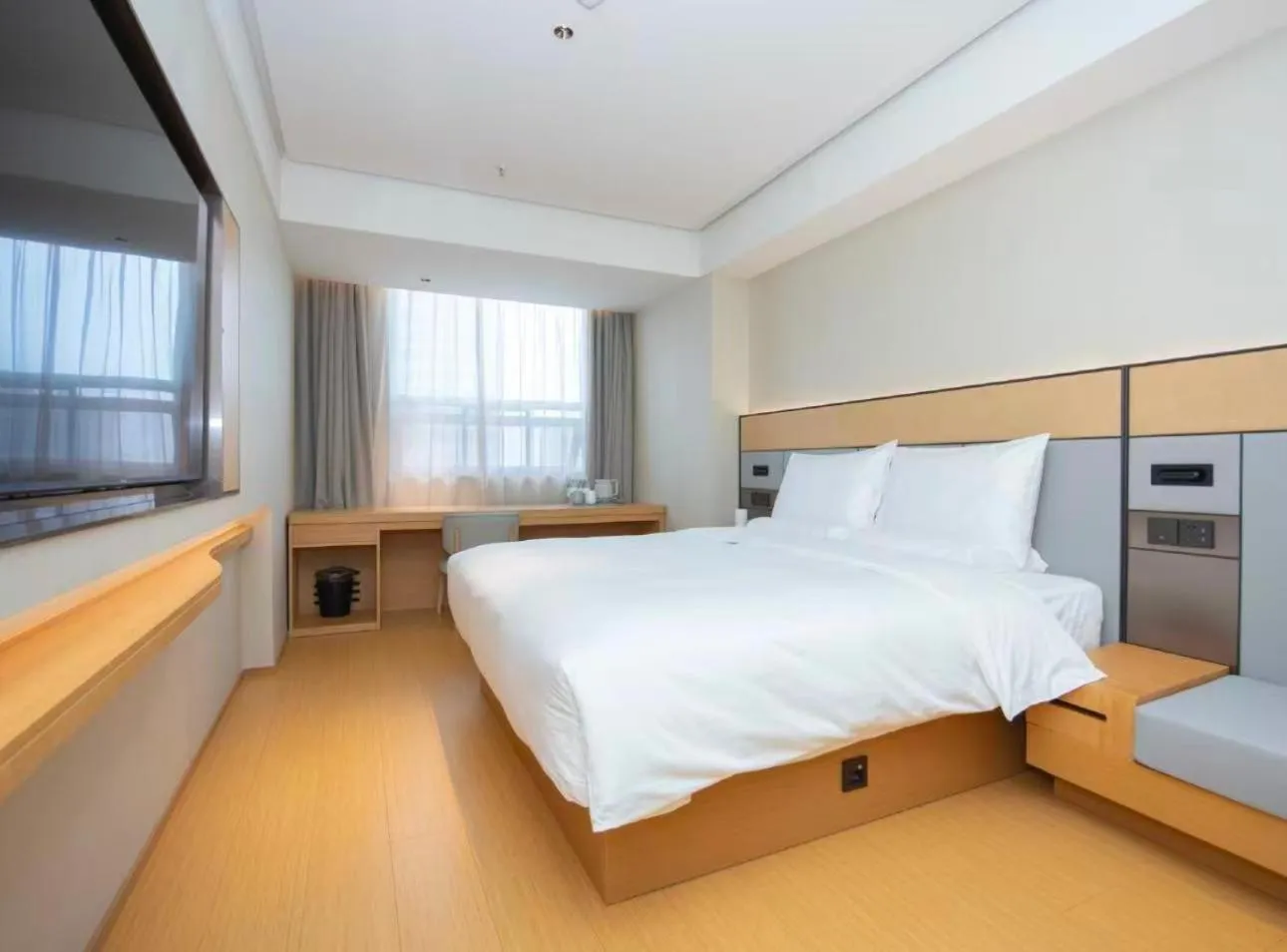 Photo of the whole room, Bed in JI Hotel Shanghai Dianshanhu Avenue Metro Station
