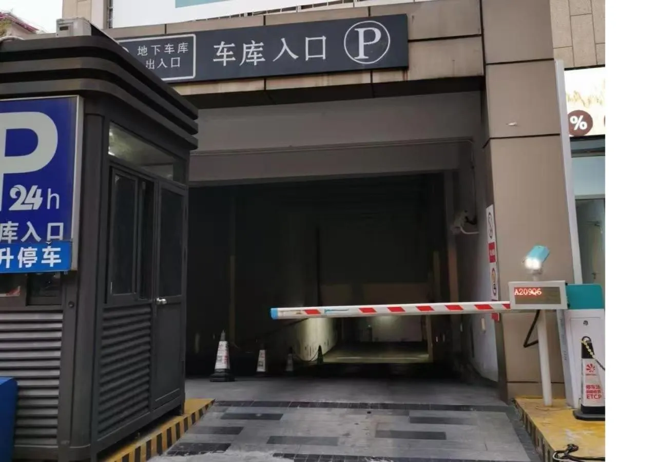 Parking in Hanting Hotel Shanghai Tongji University Kongjiang Road