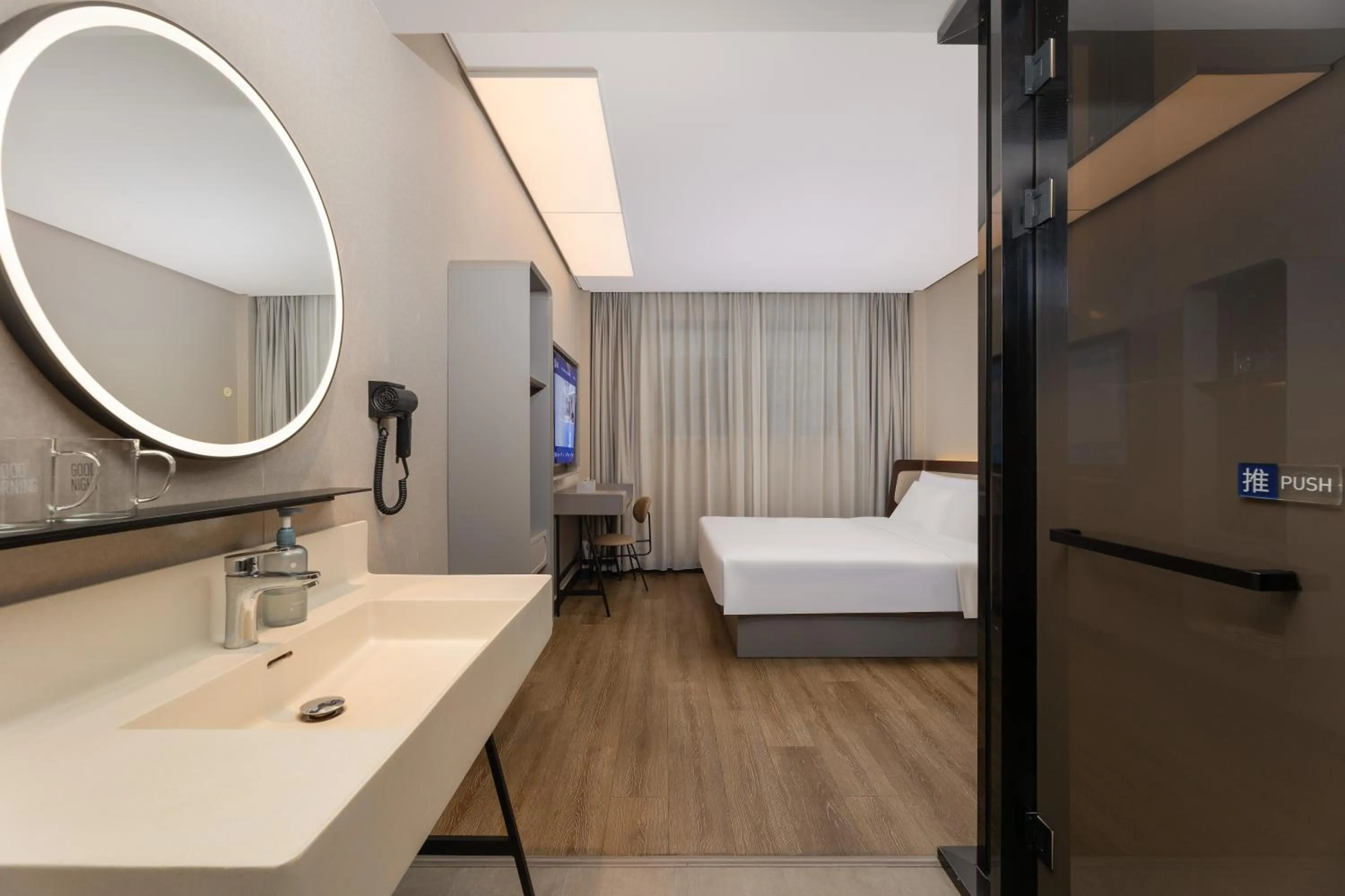 Property logo or sign, Bed in Hanting Hotel Shanghai Tongji University Kongjiang Road