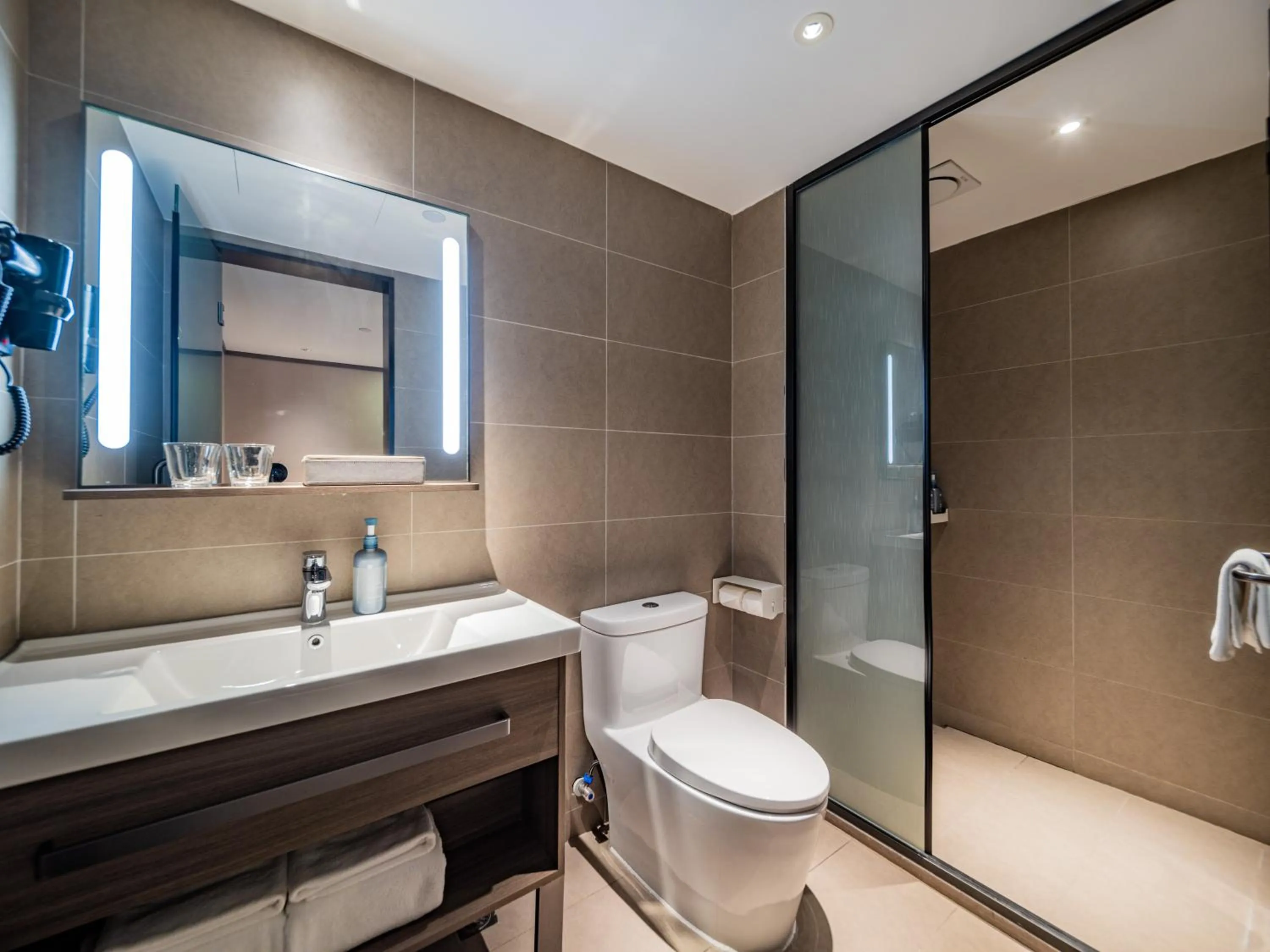 Toilet in Hanting Hotel Chengdu Tianfu Square Subway Station