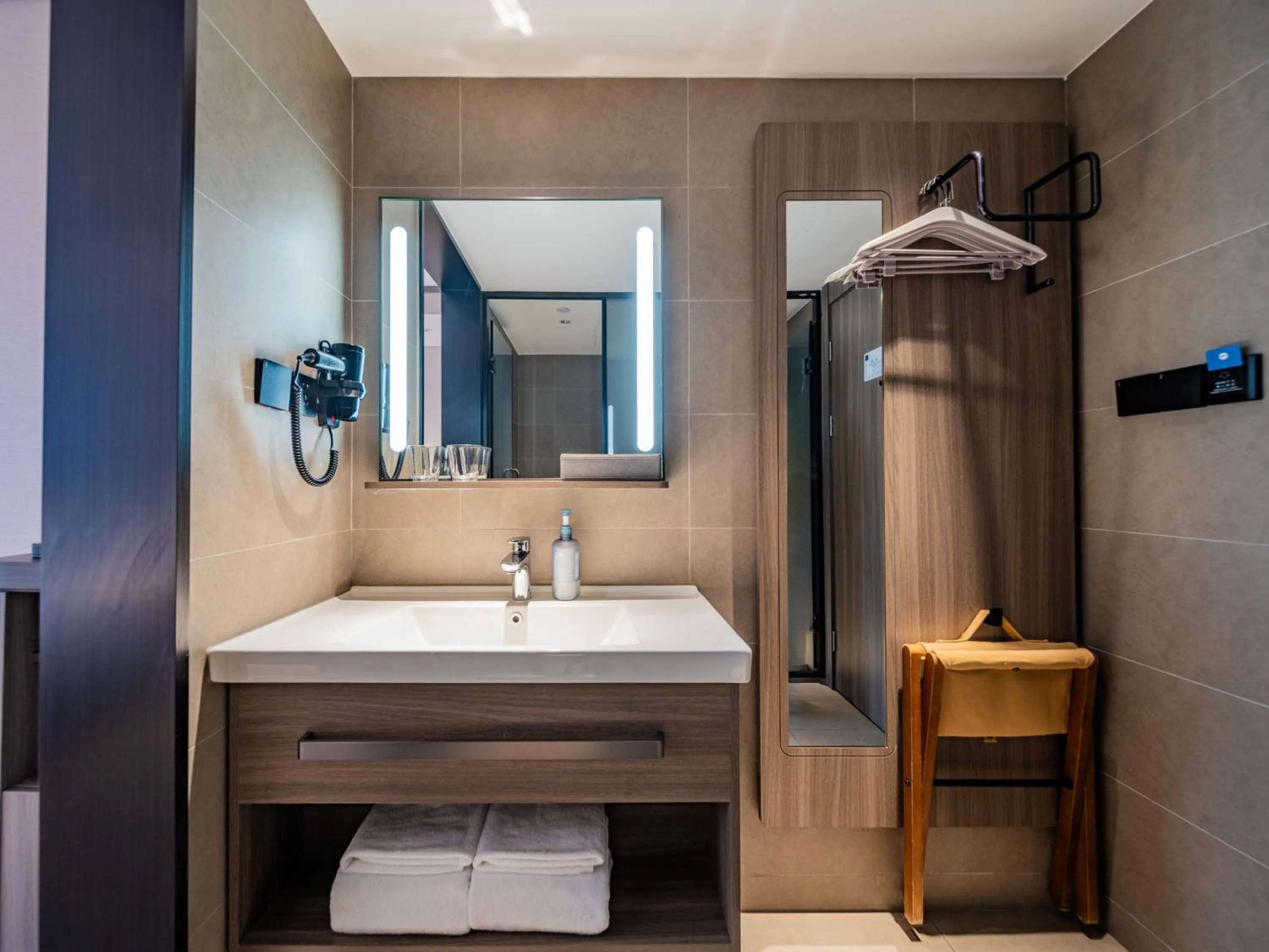 Toilet in Hanting Hotel Chengdu Tianfu Square Subway Station