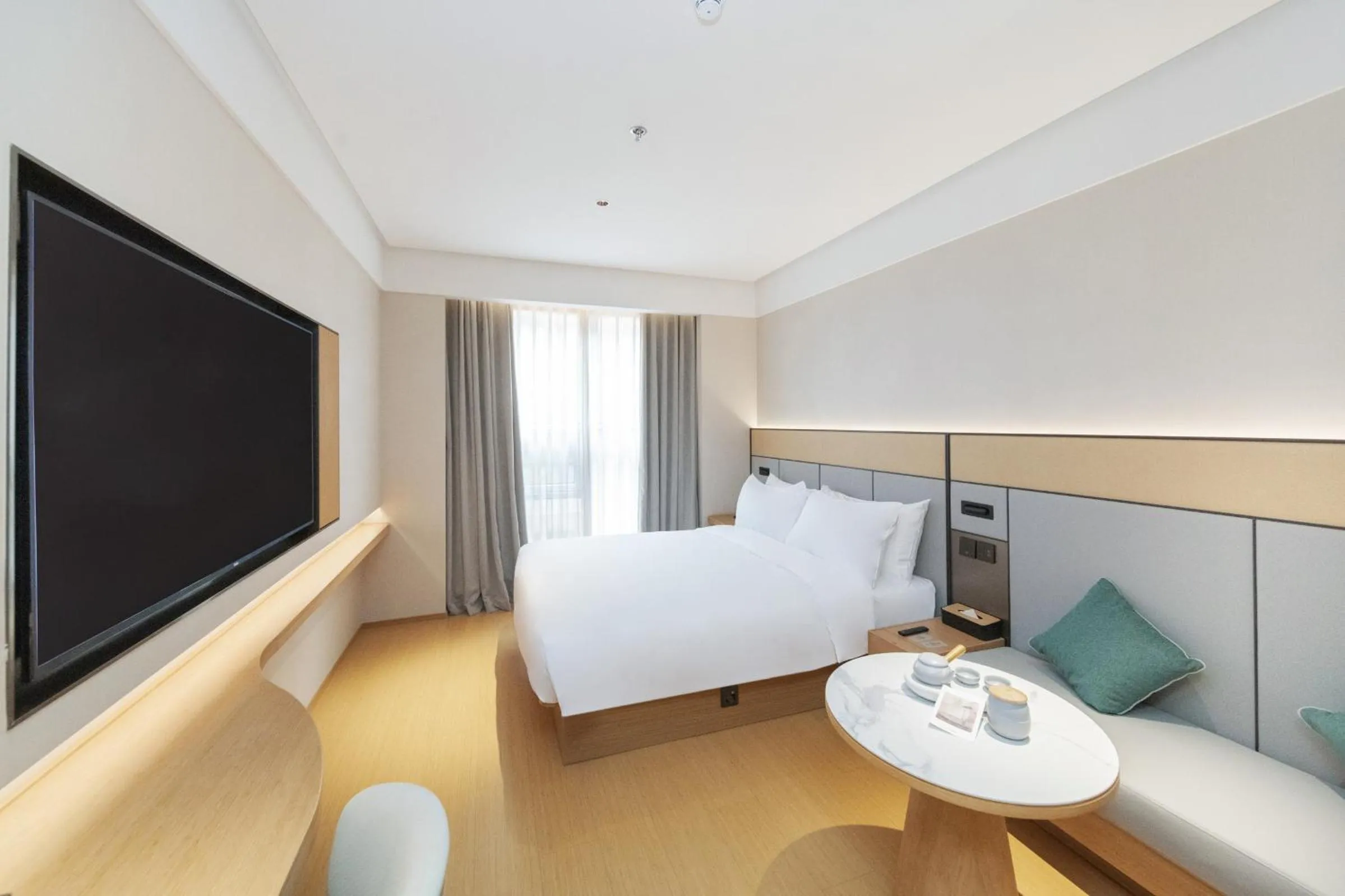 Photo of the whole room, Bed in JI Hotel Shenzhen Convention & Exhibition Center Gangxia Subway Station
